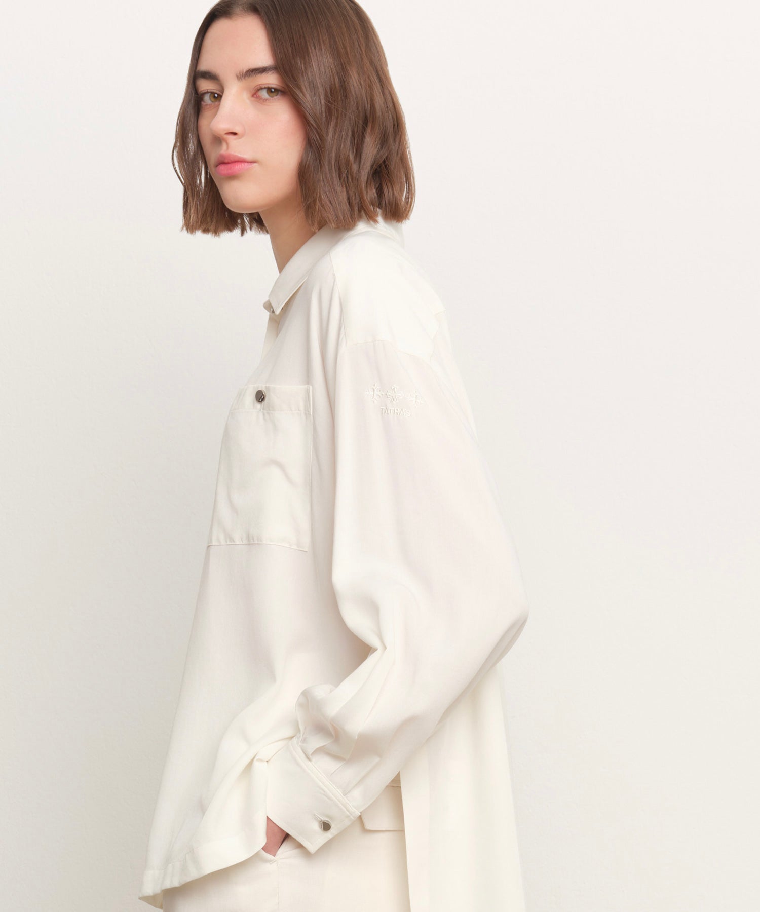 モデル身長181cm、着用サイズ2、着用カラーWHITE