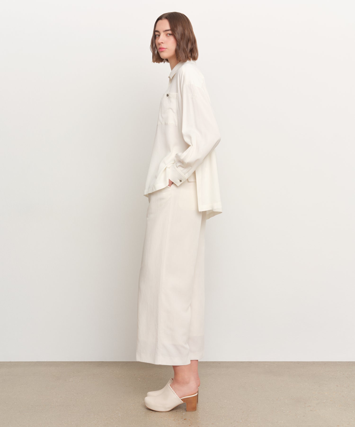 モデル身長181cm、着用サイズ2、着用カラーWHITE
