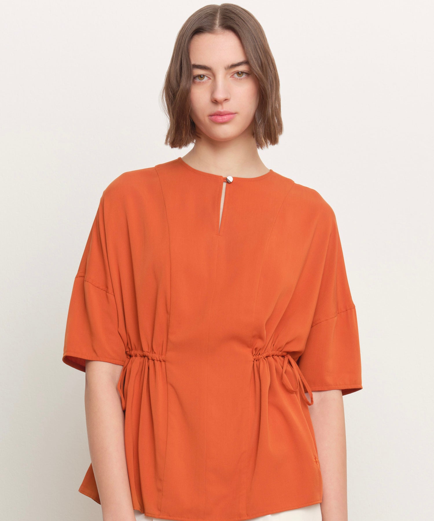 モデル身長181cm、着用サイズ2、着用カラーORANGE