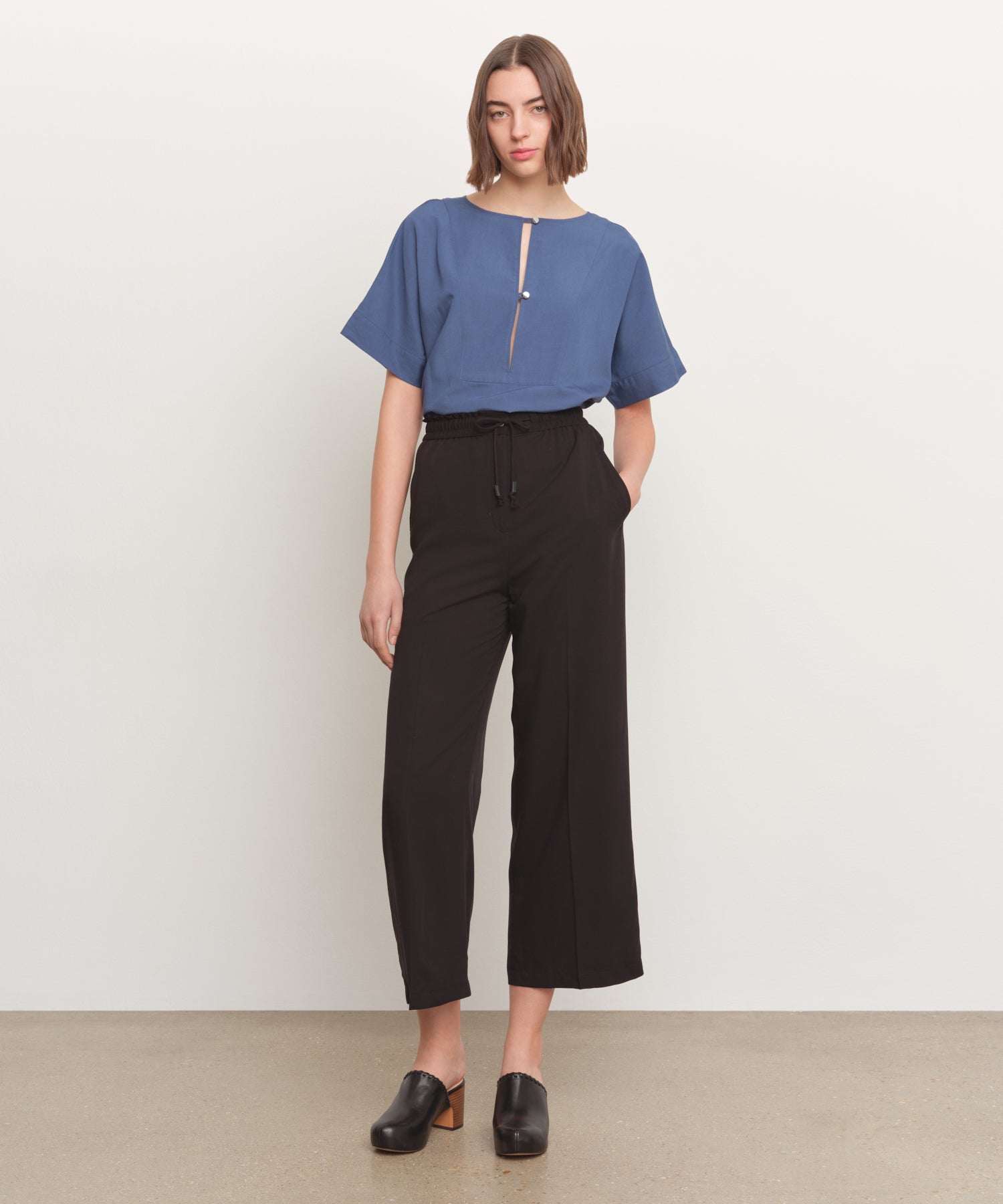 モデル身長181cm、着用サイズ2、着用カラーBLACK