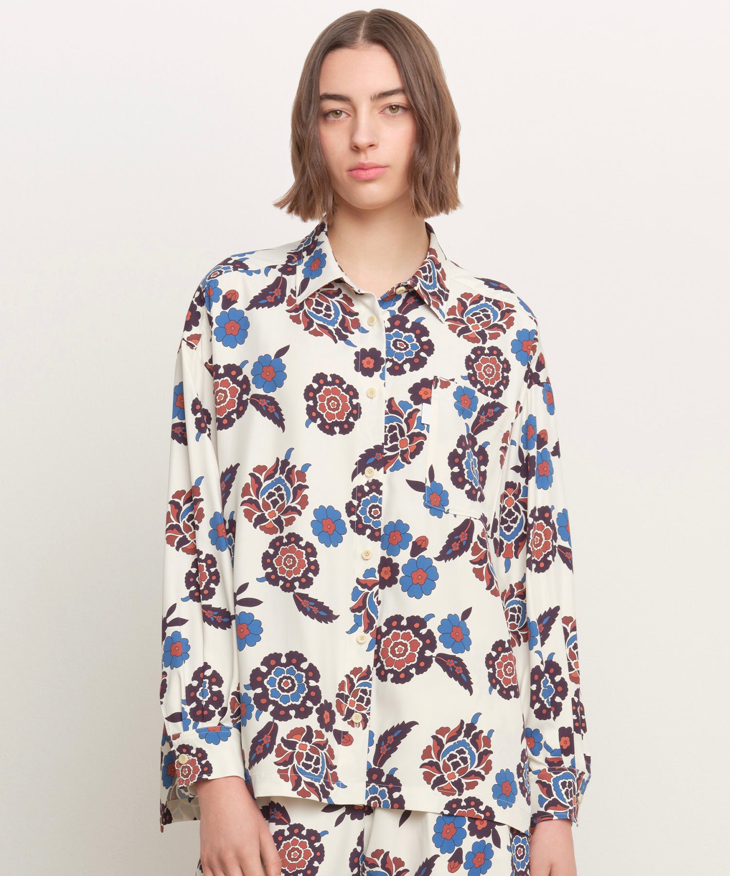 モデル身長181cm、着用サイズ2、着用カラーIVORY