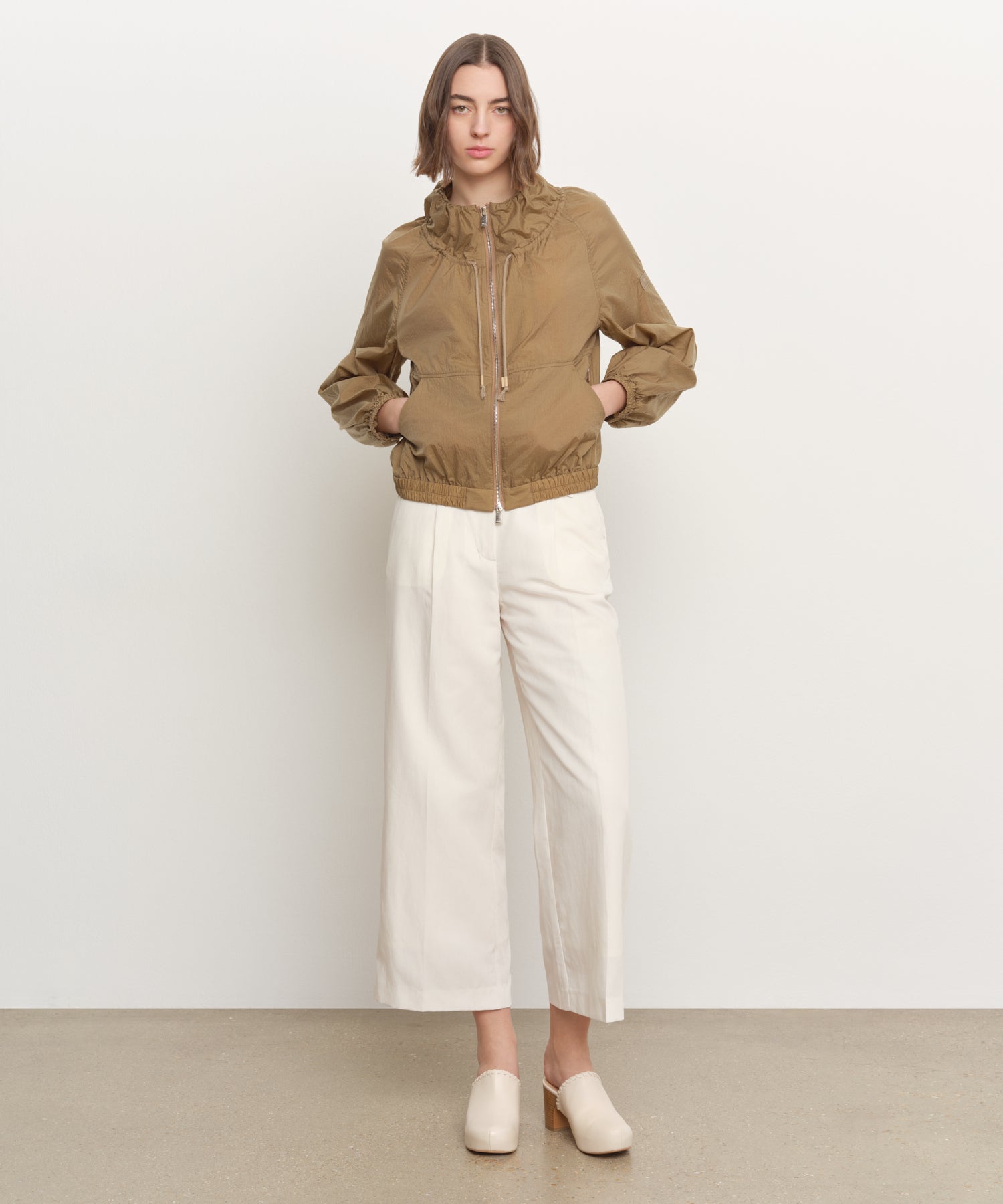 モデル身長181cm、着用サイズ2、着用カラーBEIGE