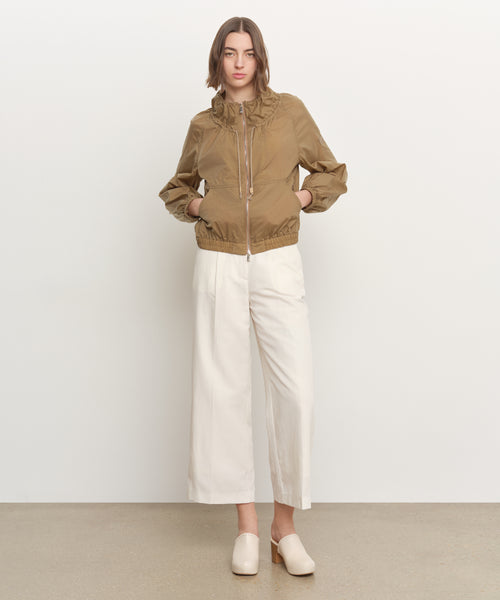 モデル身長181cm、着用サイズ2、着用カラーBEIGE