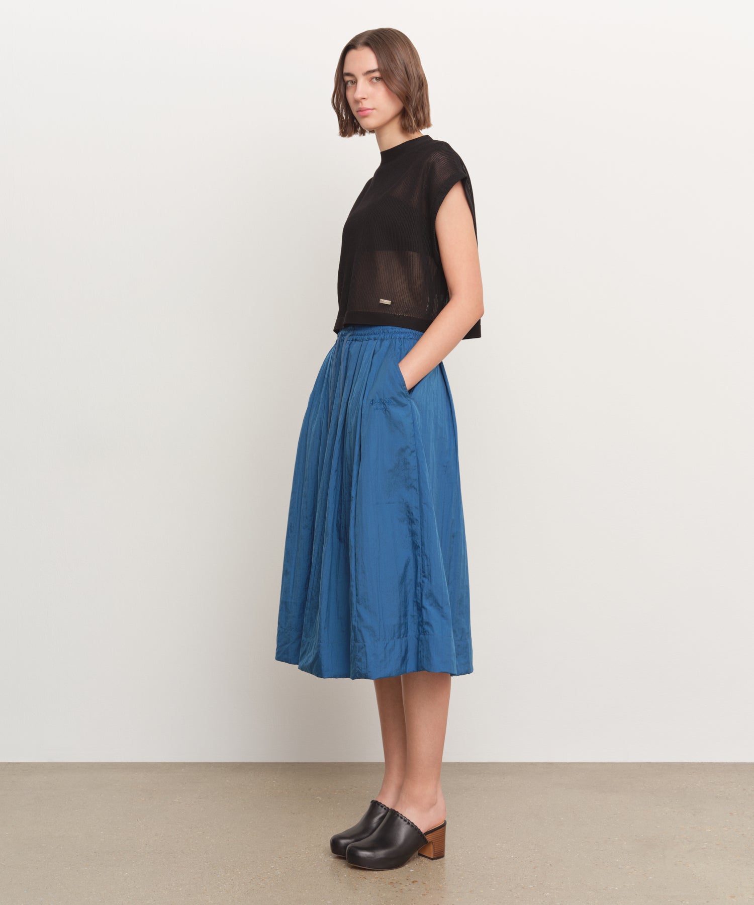 モデル身長181cm、着用サイズ2、着用カラーBLUE