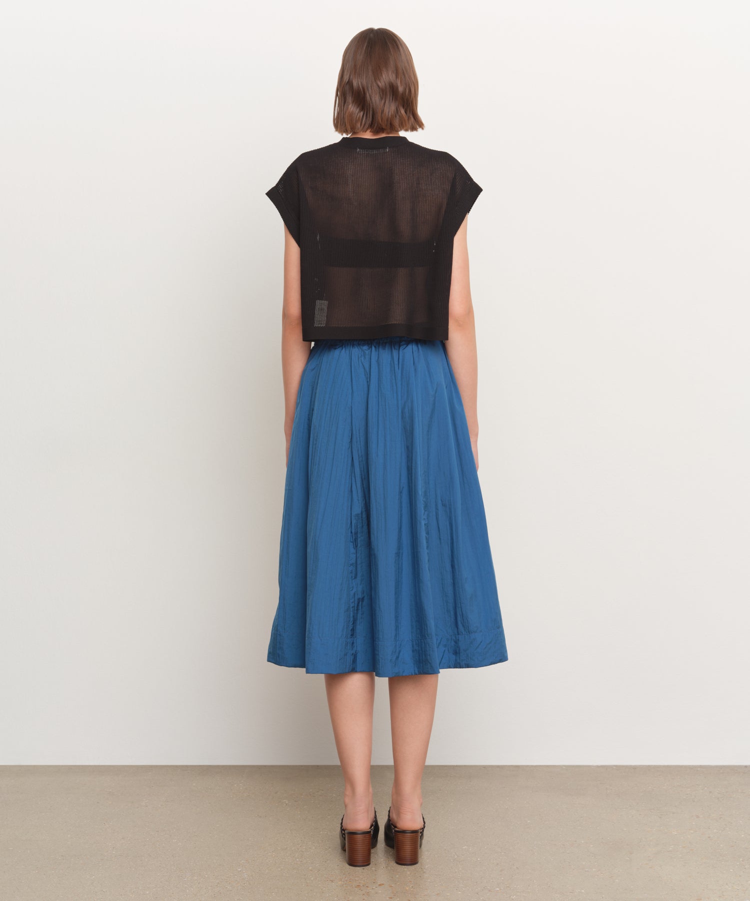 モデル身長181cm、着用サイズ2、着用カラーBLUE