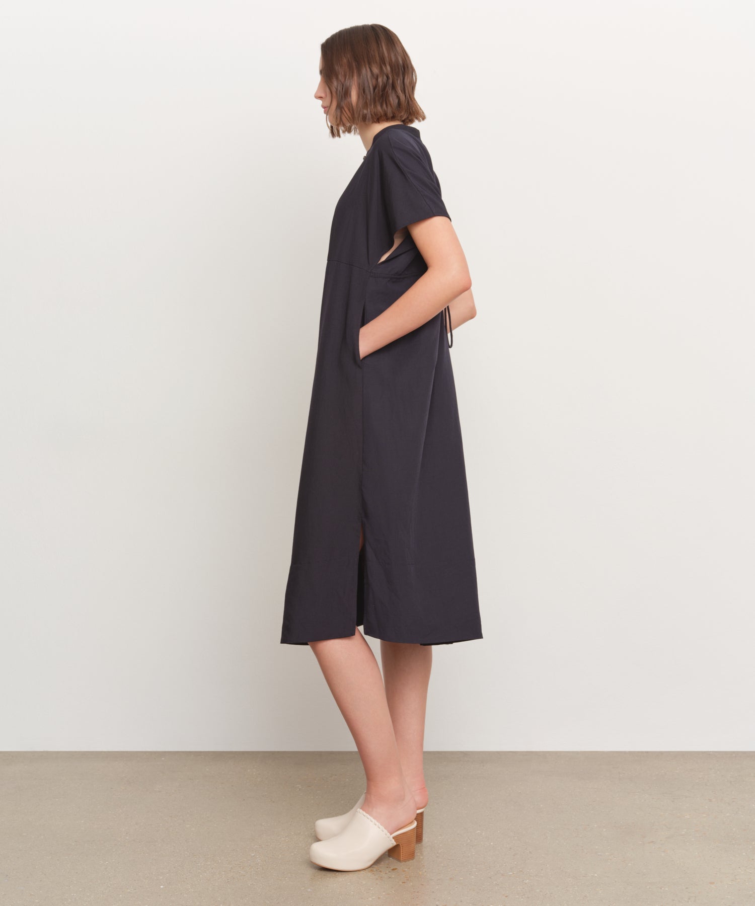 モデル身長181cm、着用サイズ2、着用カラーNAVY