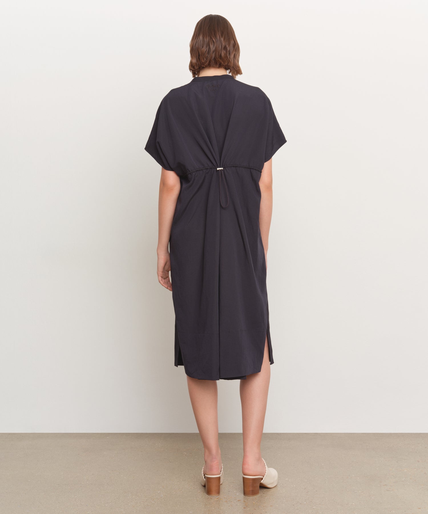 モデル身長181cm、着用サイズ2、着用カラーNAVY