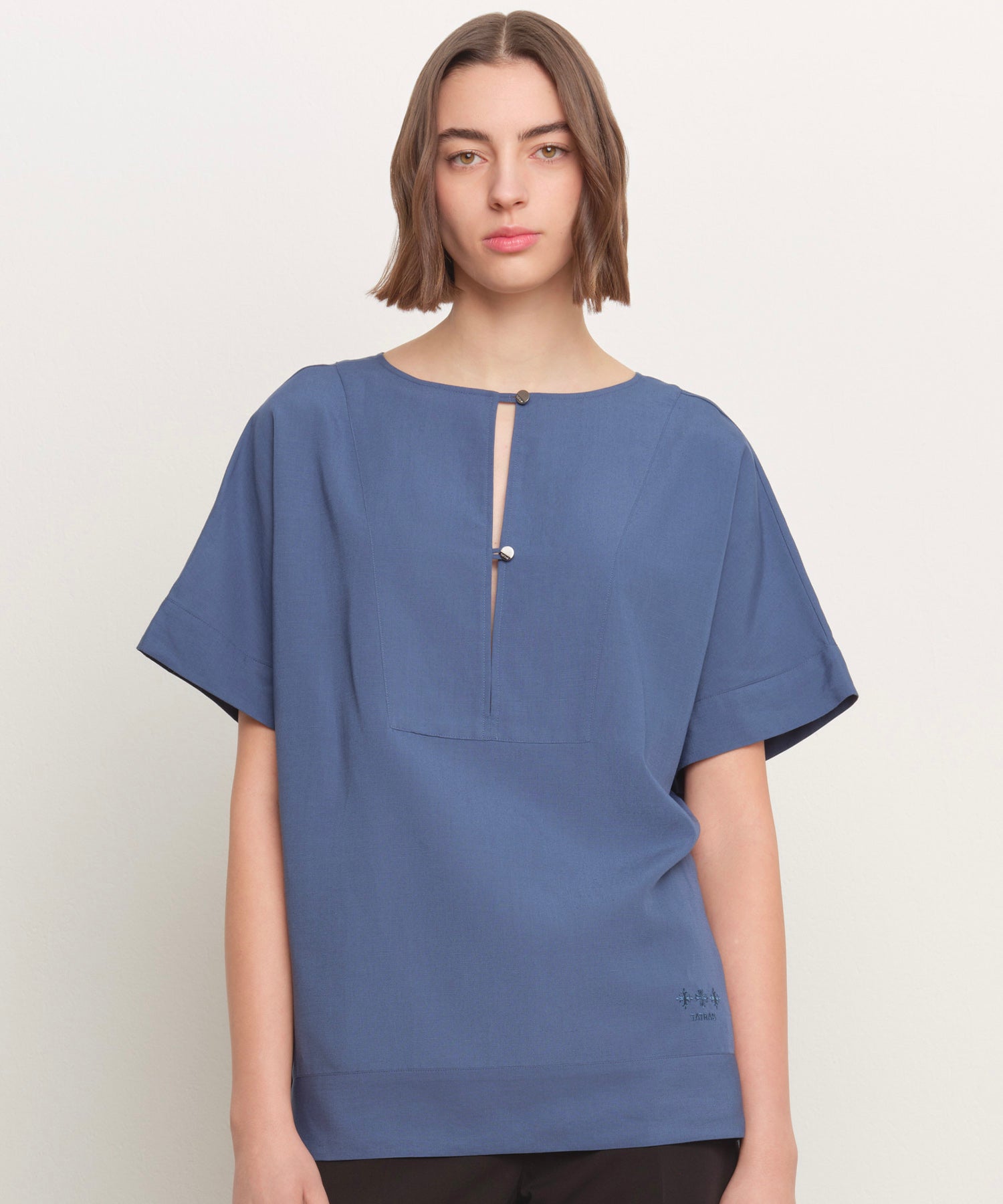 モデル身長181cm、着用サイズ2、着用カラーBLUE