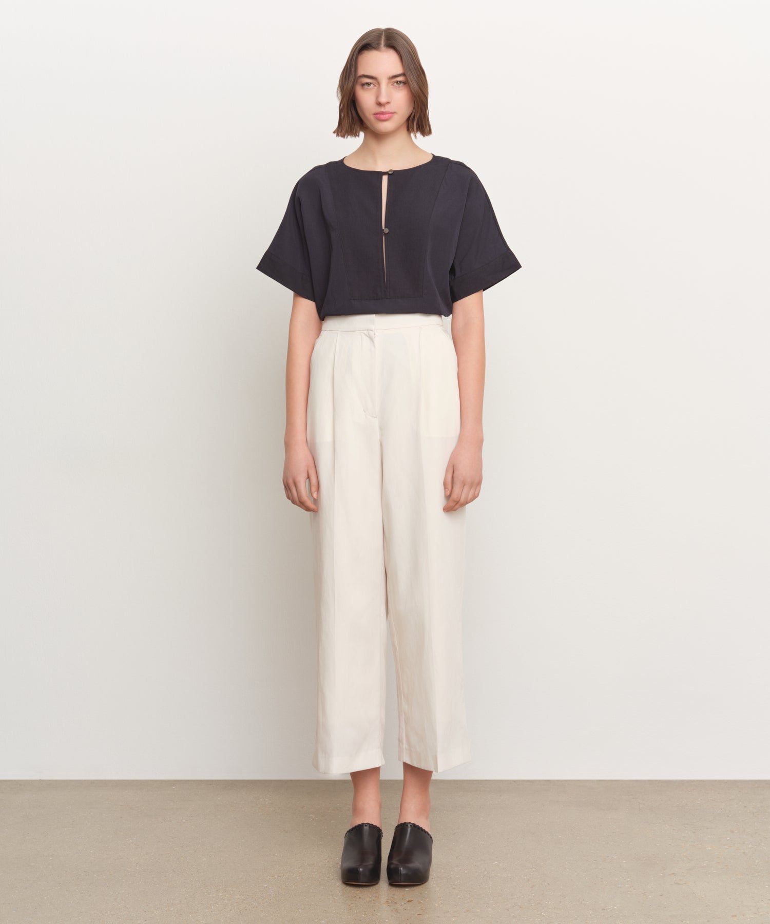 モデル身長181cm、着用サイズ2、着用カラーIVORY