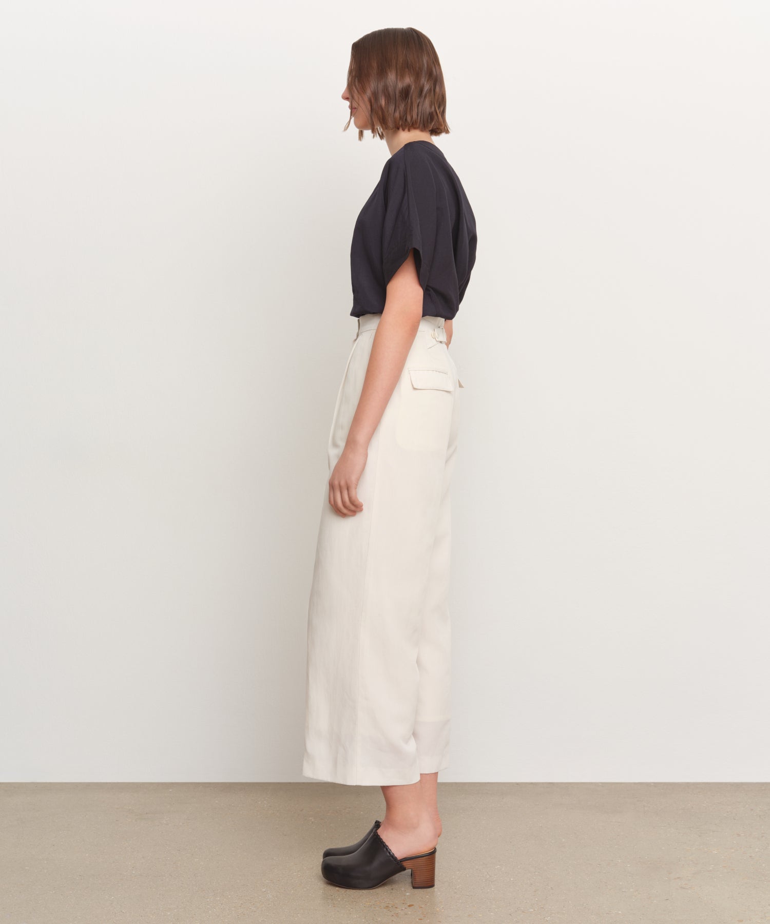 モデル身長181cm、着用サイズ2、着用カラーIVORY