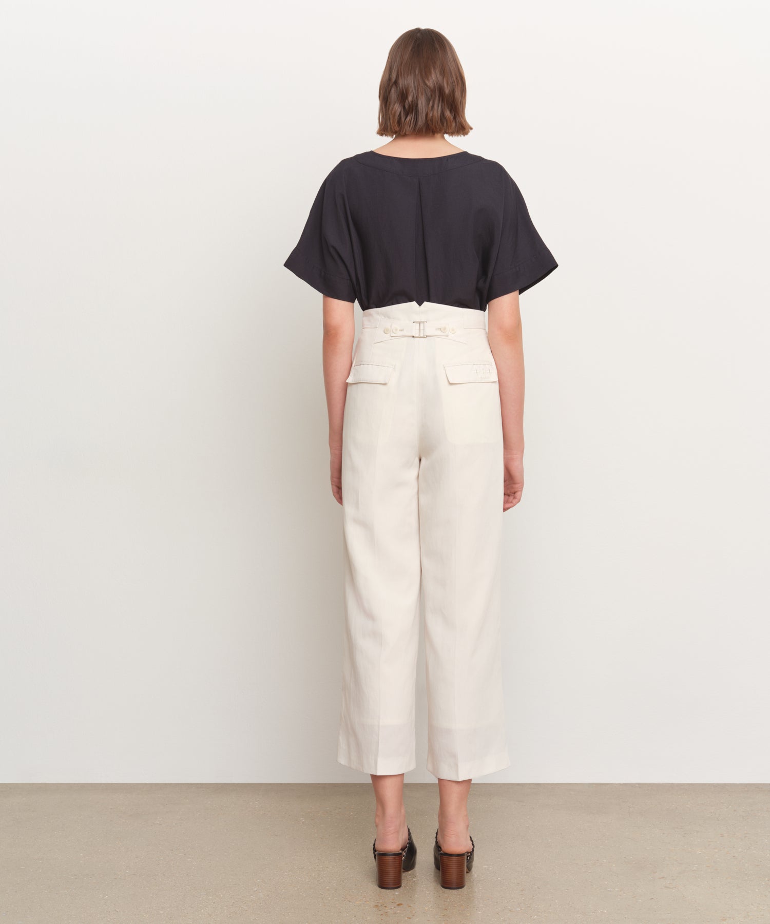 モデル身長181cm、着用サイズ2、着用カラーIVORY