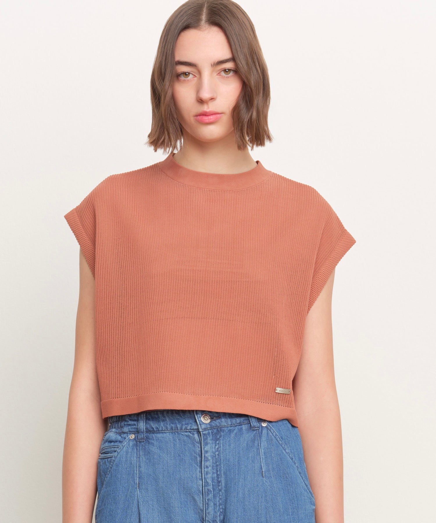 モデル身長181cm、着用サイズ2、着用カラーORANGE