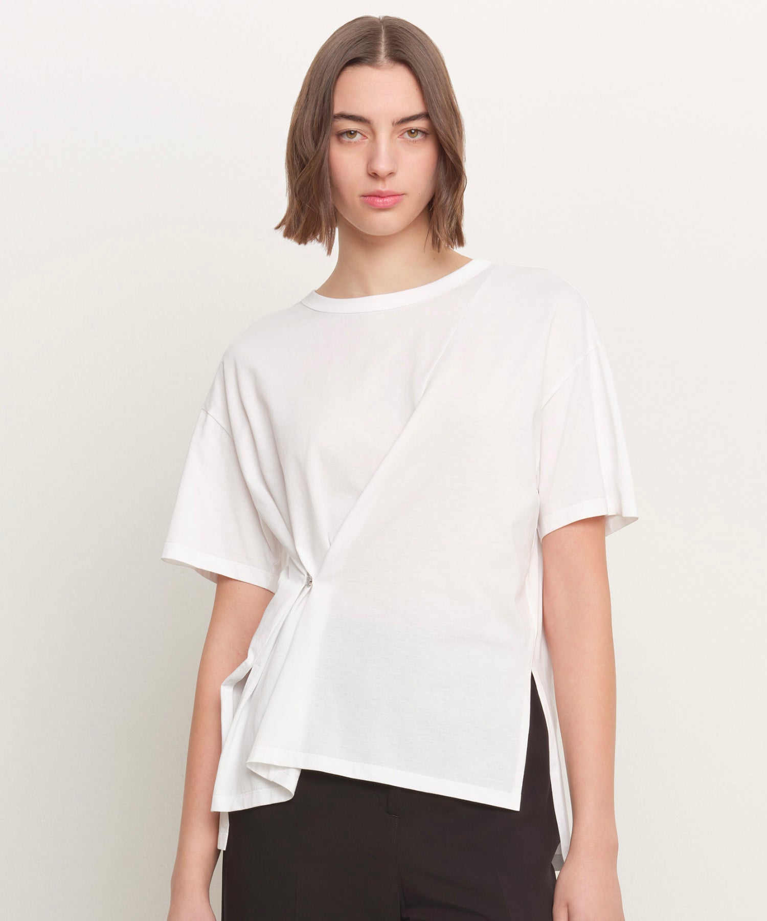 モデル身長181cm、着用サイズ2、着用カラーWHITE