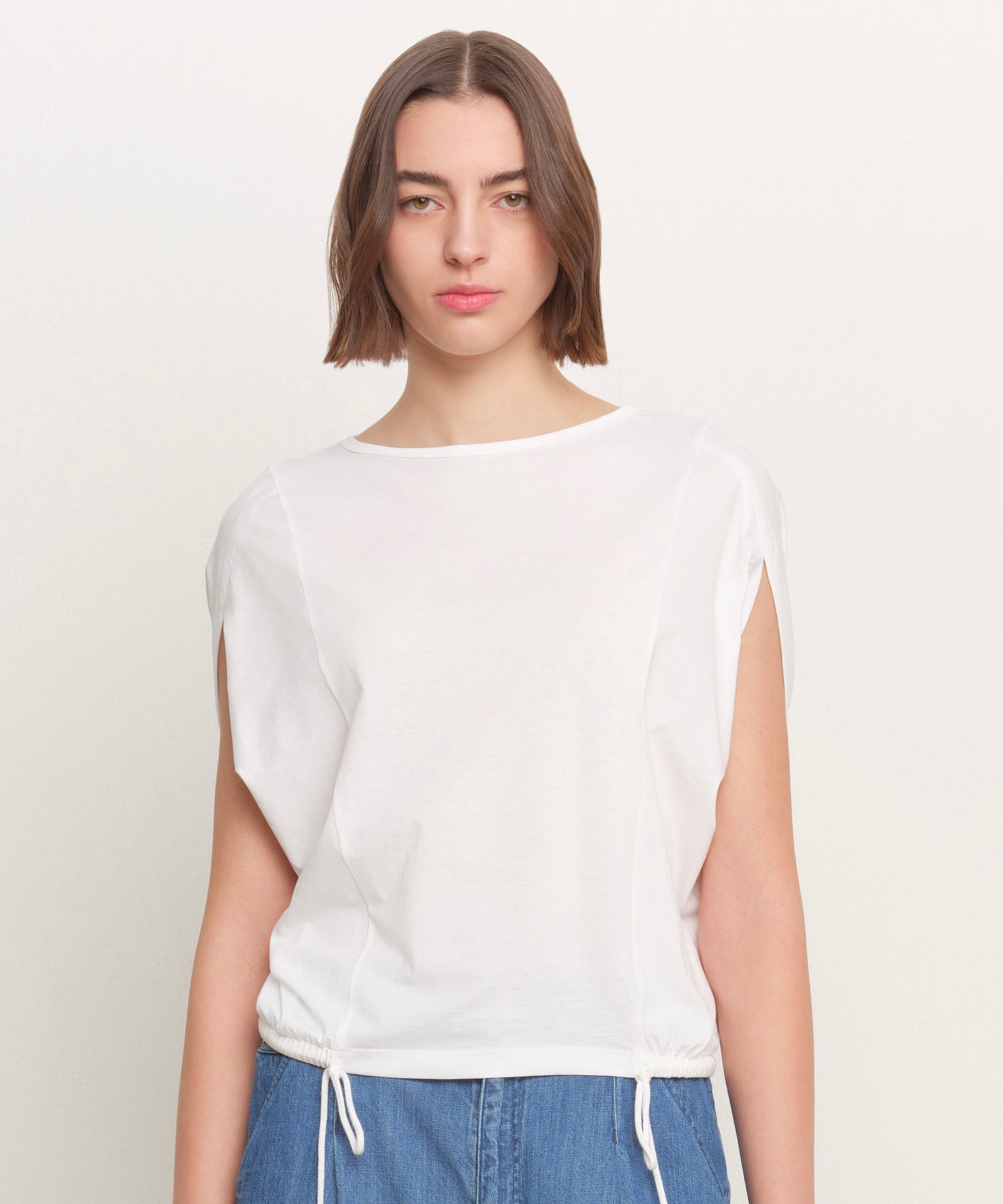 モデル身長181cm、着用サイズ2、着用カラーWHITE