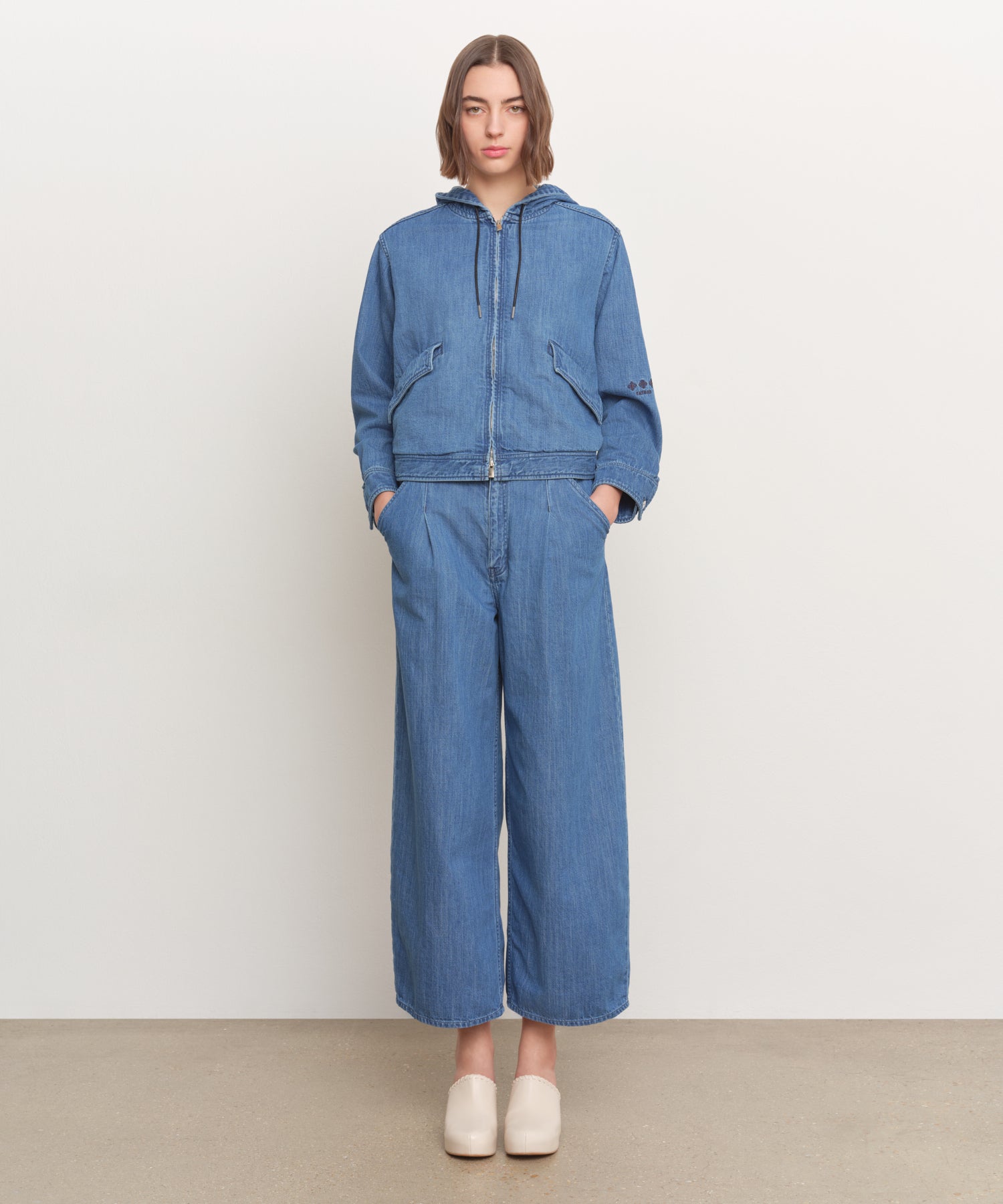 モデル身長181cm、着用サイズ2、着用カラーBLUE