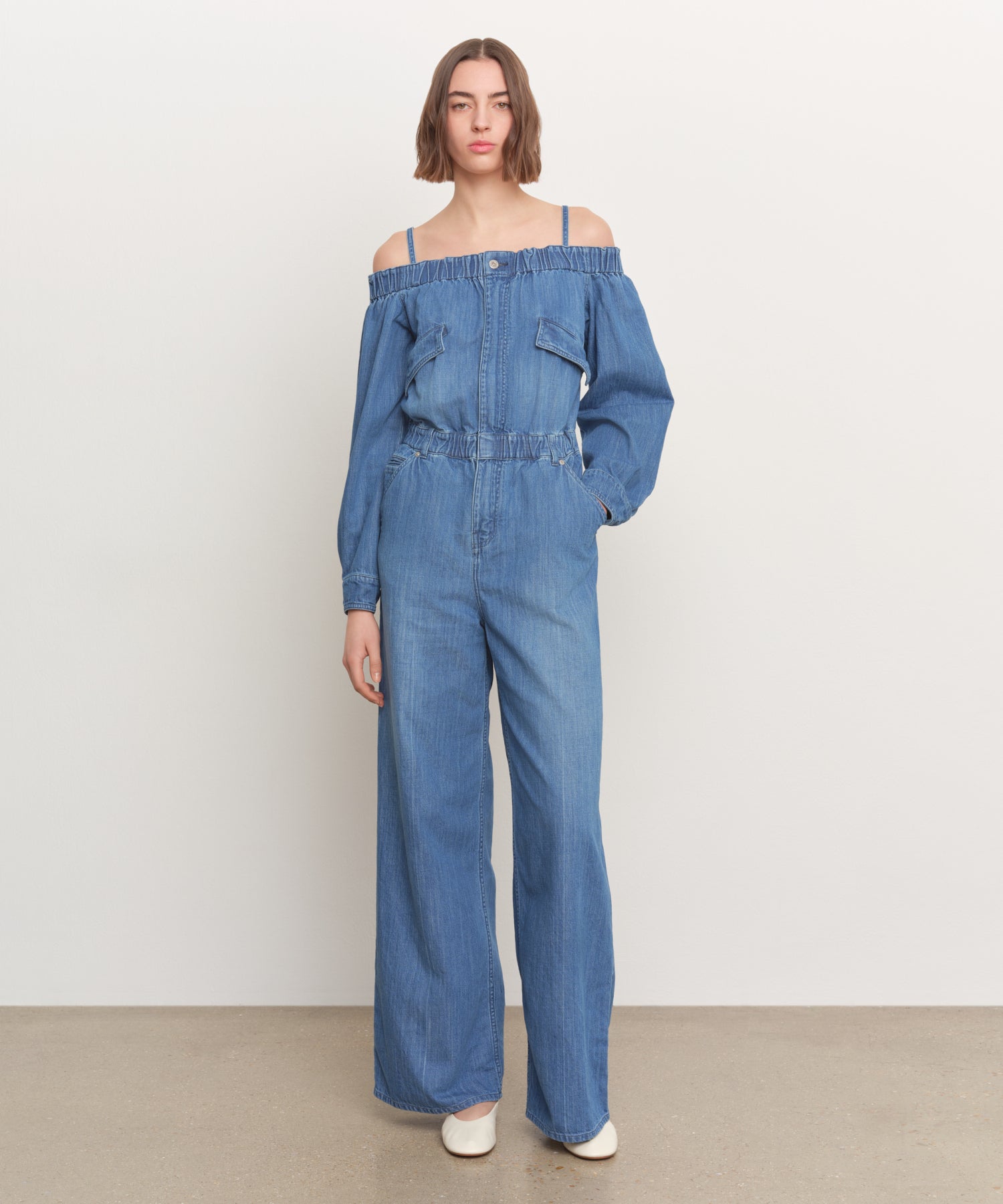 モデル身長181cm、着用サイズ2、着用カラーBLUE