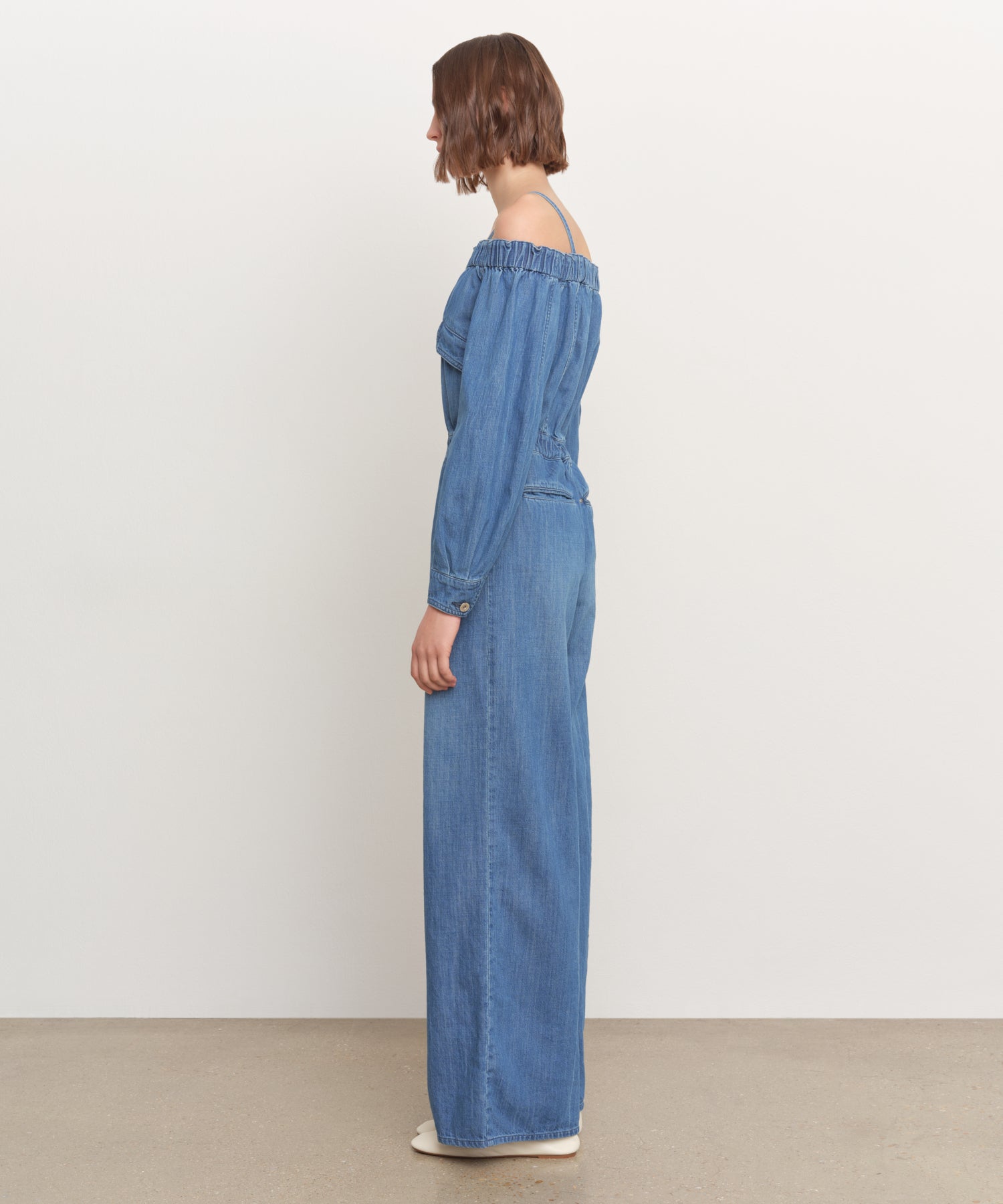 モデル身長181cm、着用サイズ2、着用カラーBLUE