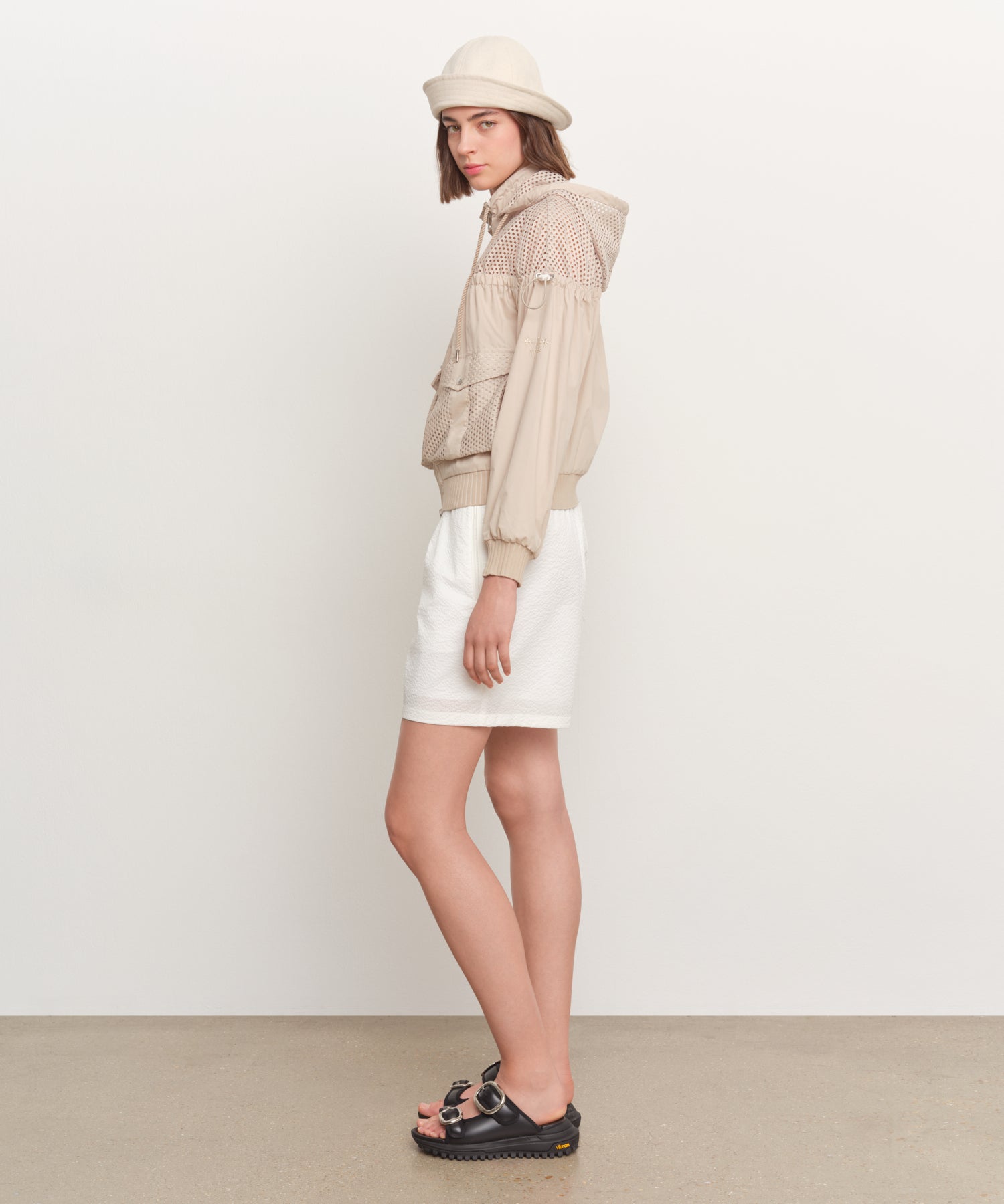 モデル身長181cm、着用サイズ2、着用カラーL.BEIGE