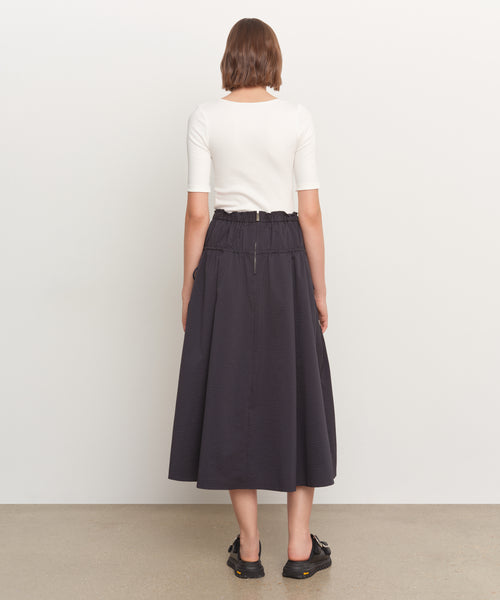 モデル身長181cm、着用サイズ2、着用カラーD.NAVY