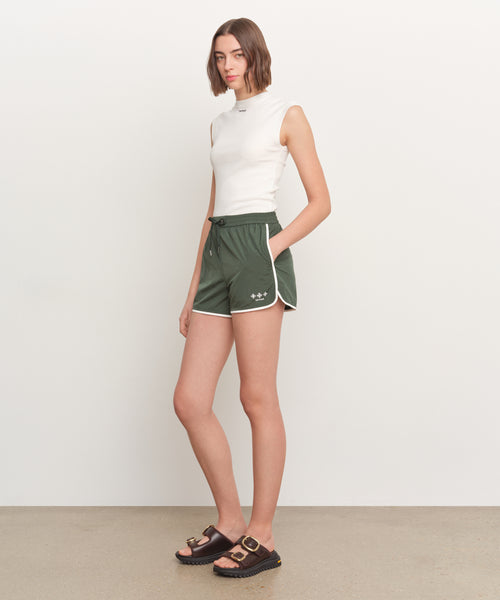 モデル身長181cm、着用サイズ2、着用カラーGREEN