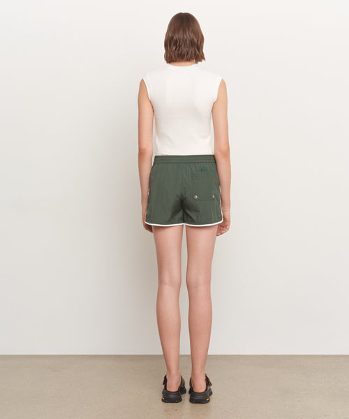 モデル身長181cm、着用サイズ2、着用カラーGREEN