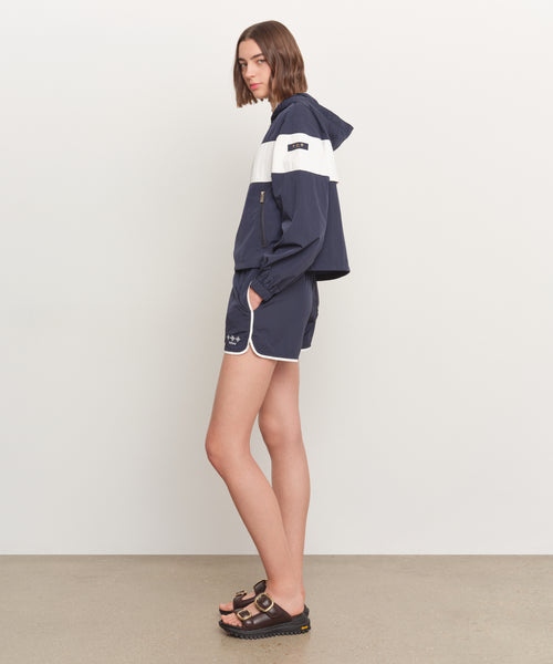 モデル身長181cm、着用サイズ2、着用カラーNAVY