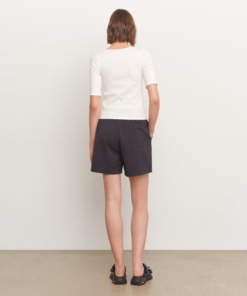 モデル身長181cm、着用サイズ2、着用カラーWHITE