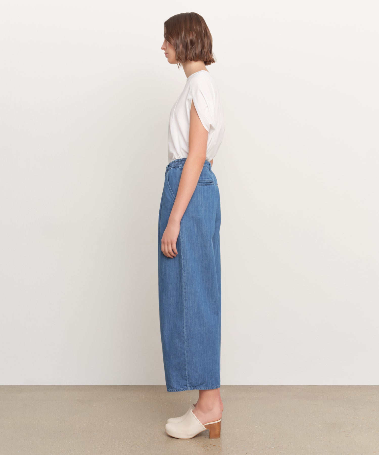 モデル身長181cm、着用サイズ2、着用カラーBLUE