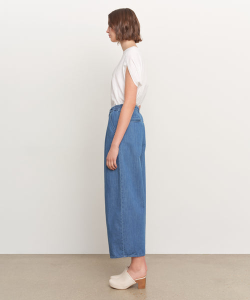 モデル身長181cm、着用サイズ2、着用カラーBLUE