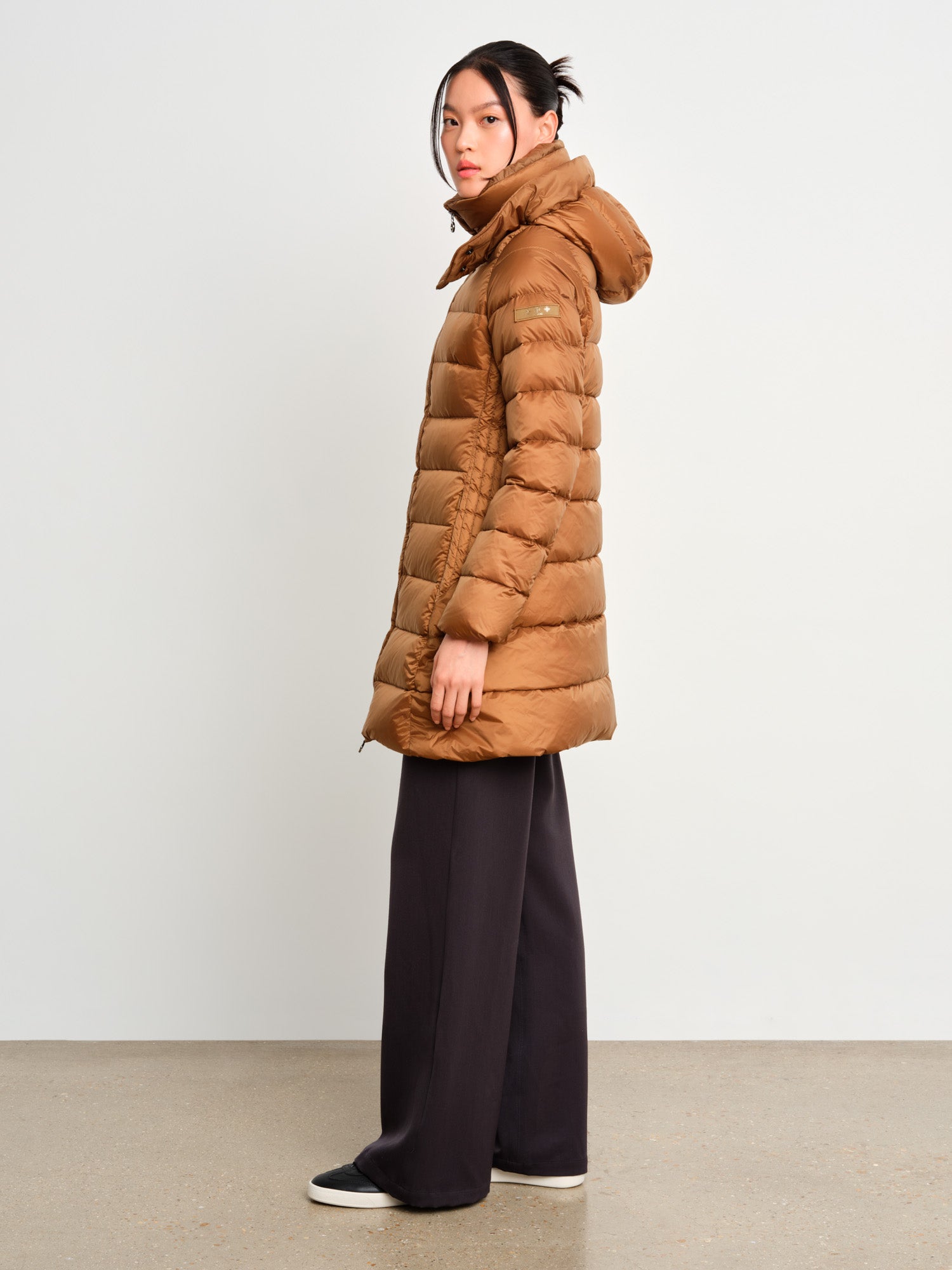 モデル身長175cm、着用サイズ2、着用カラーCAMEL
