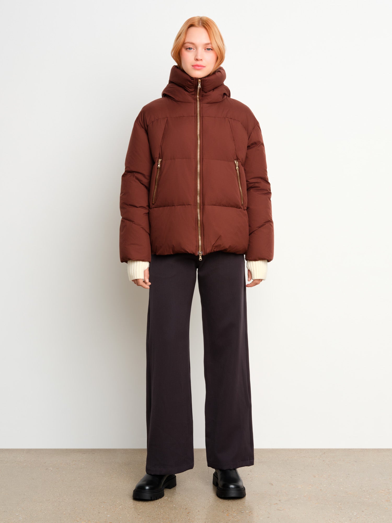 モデル身長175cm、着用サイズ2、着用カラーBROWN