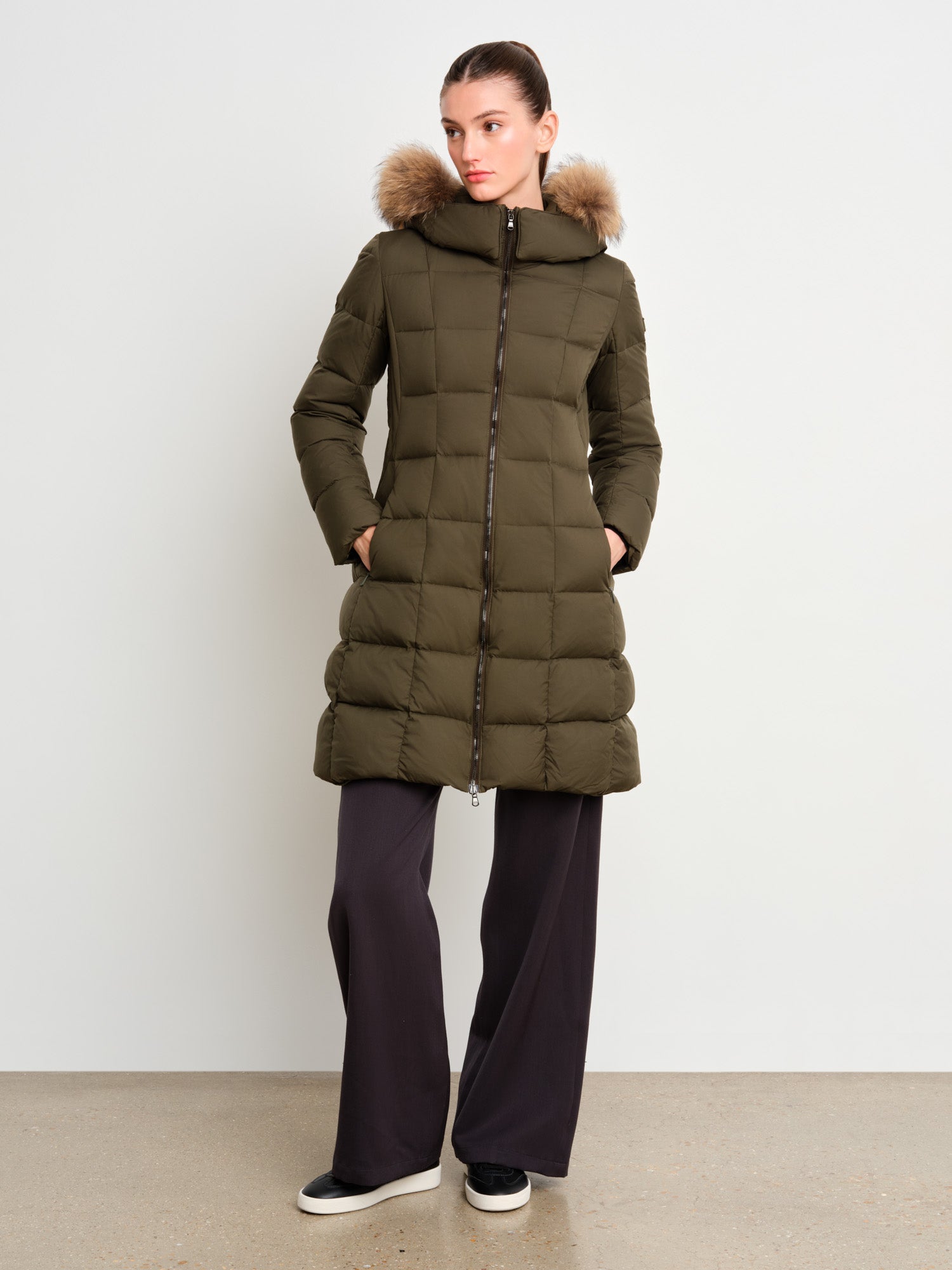 モデル身長175cm、着用サイズ2、着用カラーKHAKI