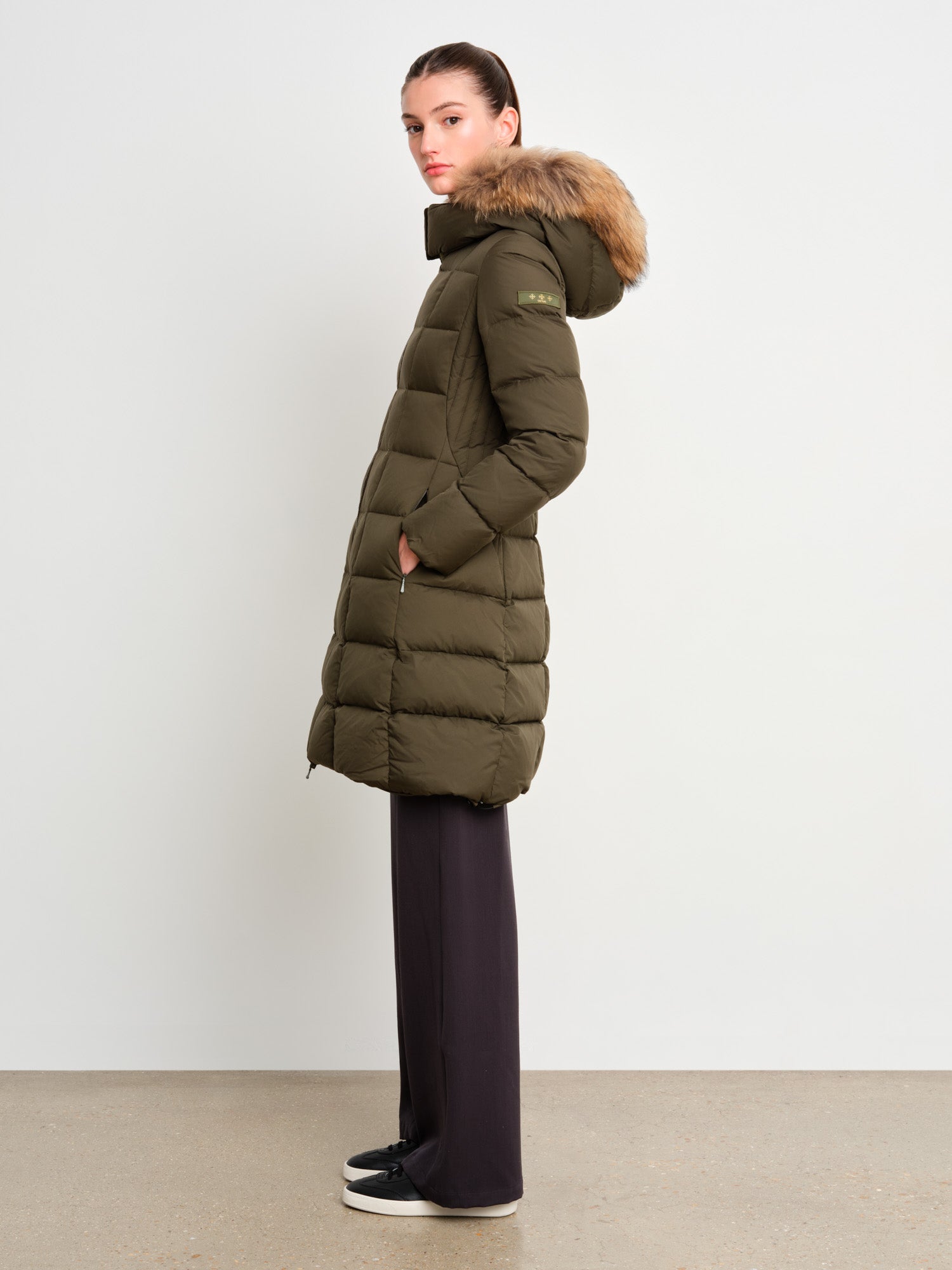 モデル身長175cm、着用サイズ2、着用カラーKHAKI