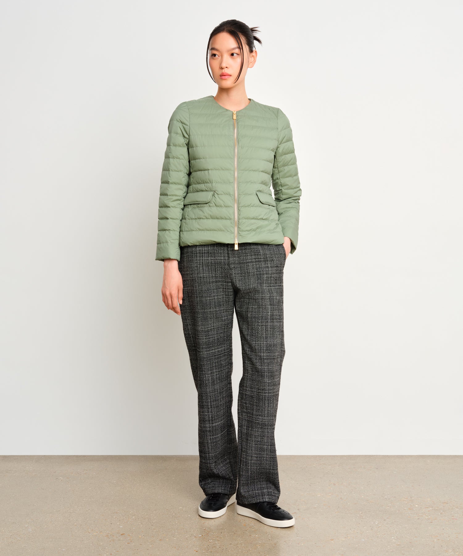 モデル身長175cm、着用サイズ2、着用カラーGREEN