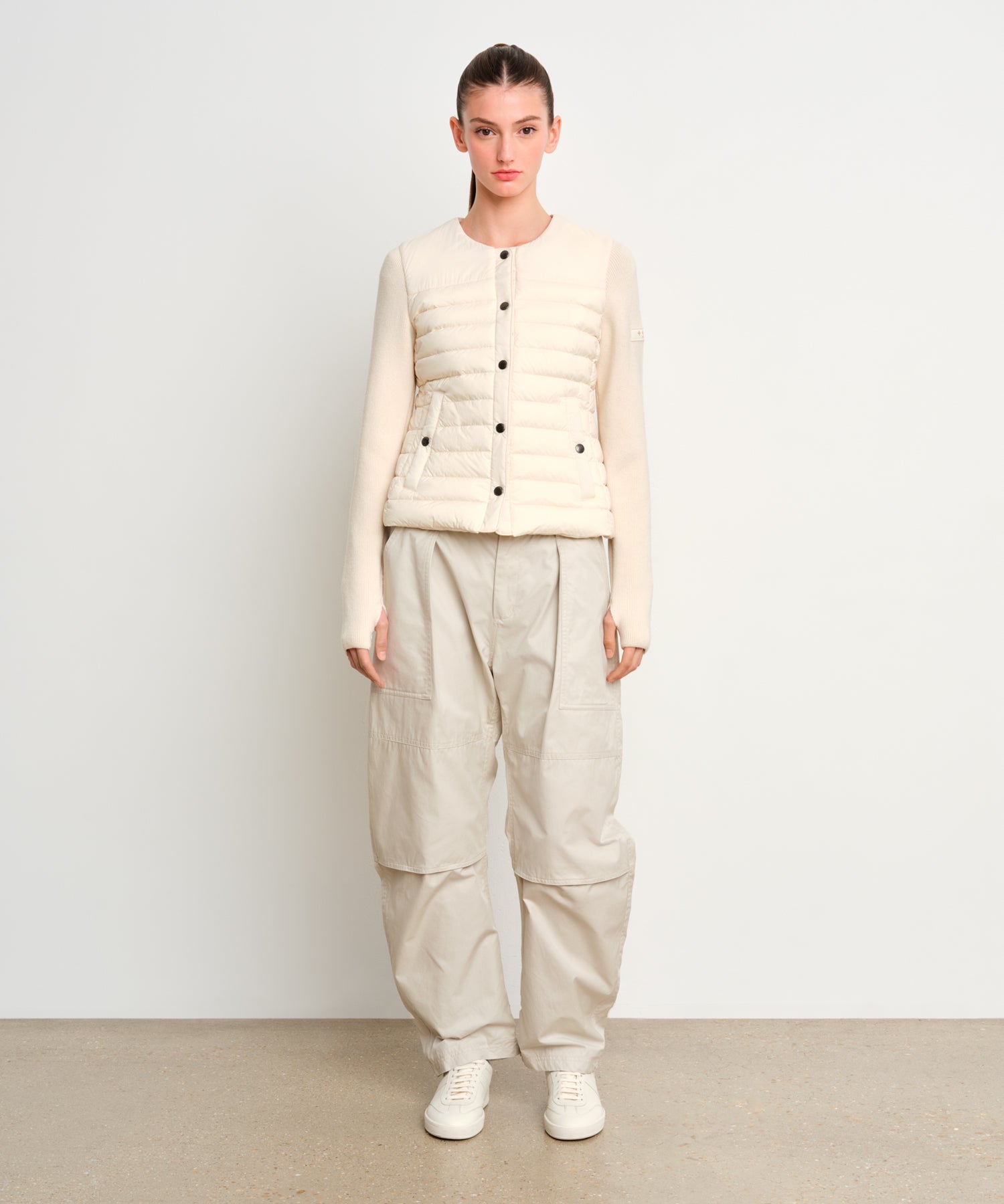 モデル身長175cm、着用サイズ2、着用カラーIVORY