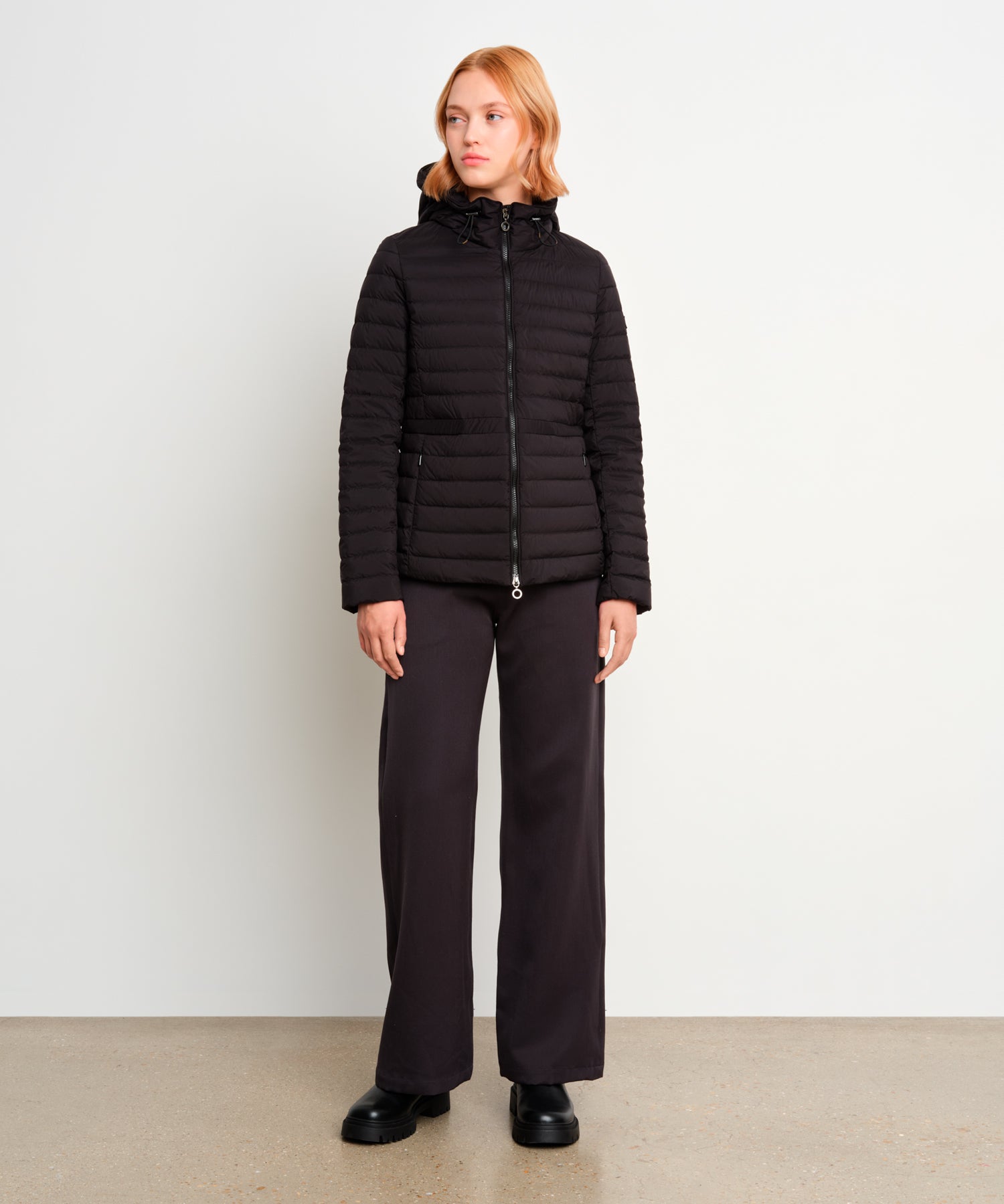 モデル身長175cm、着用サイズ2、着用カラーBLACK