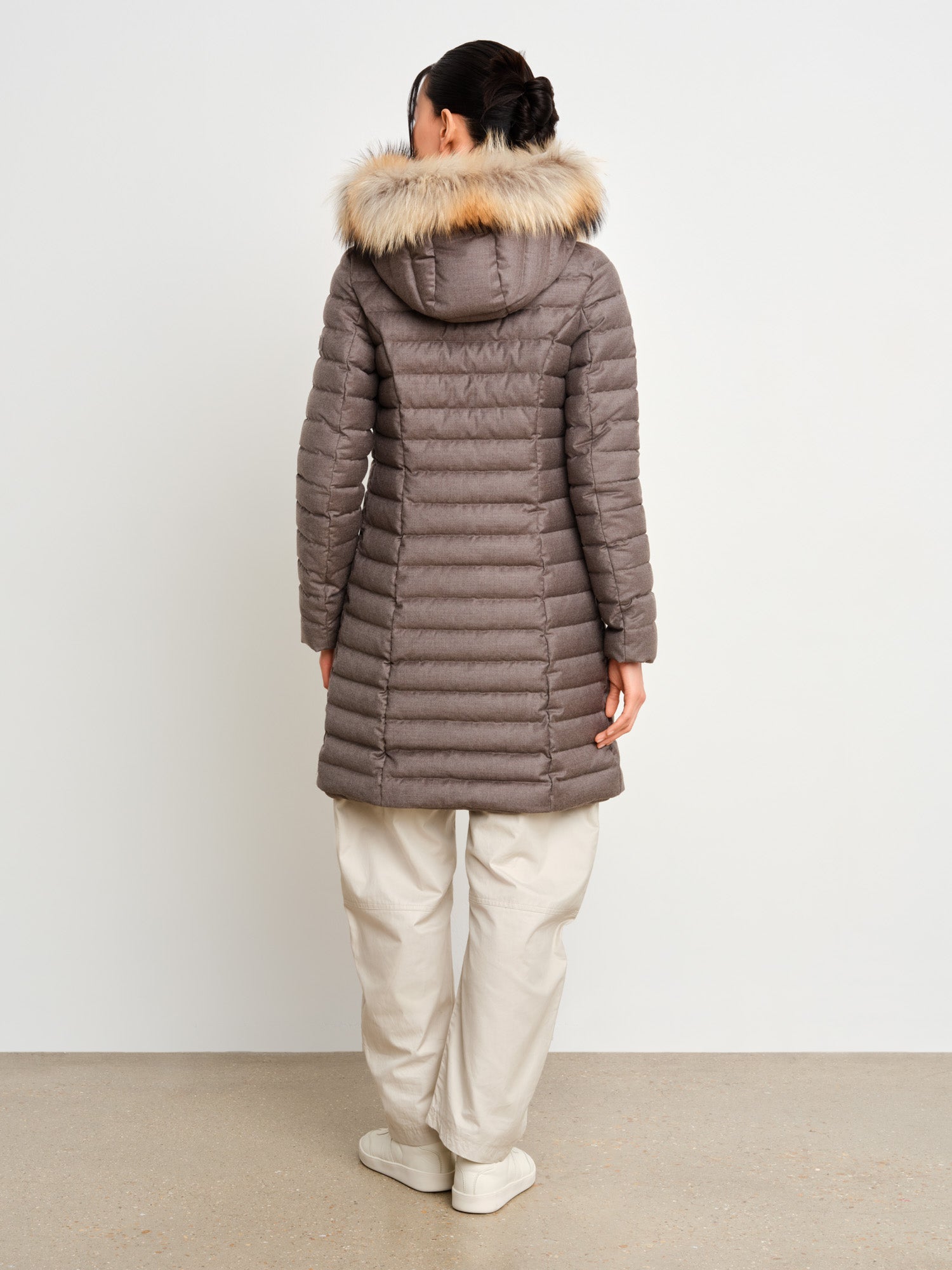 モデル身長175cm、着用サイズ2、着用カラーMOCHA