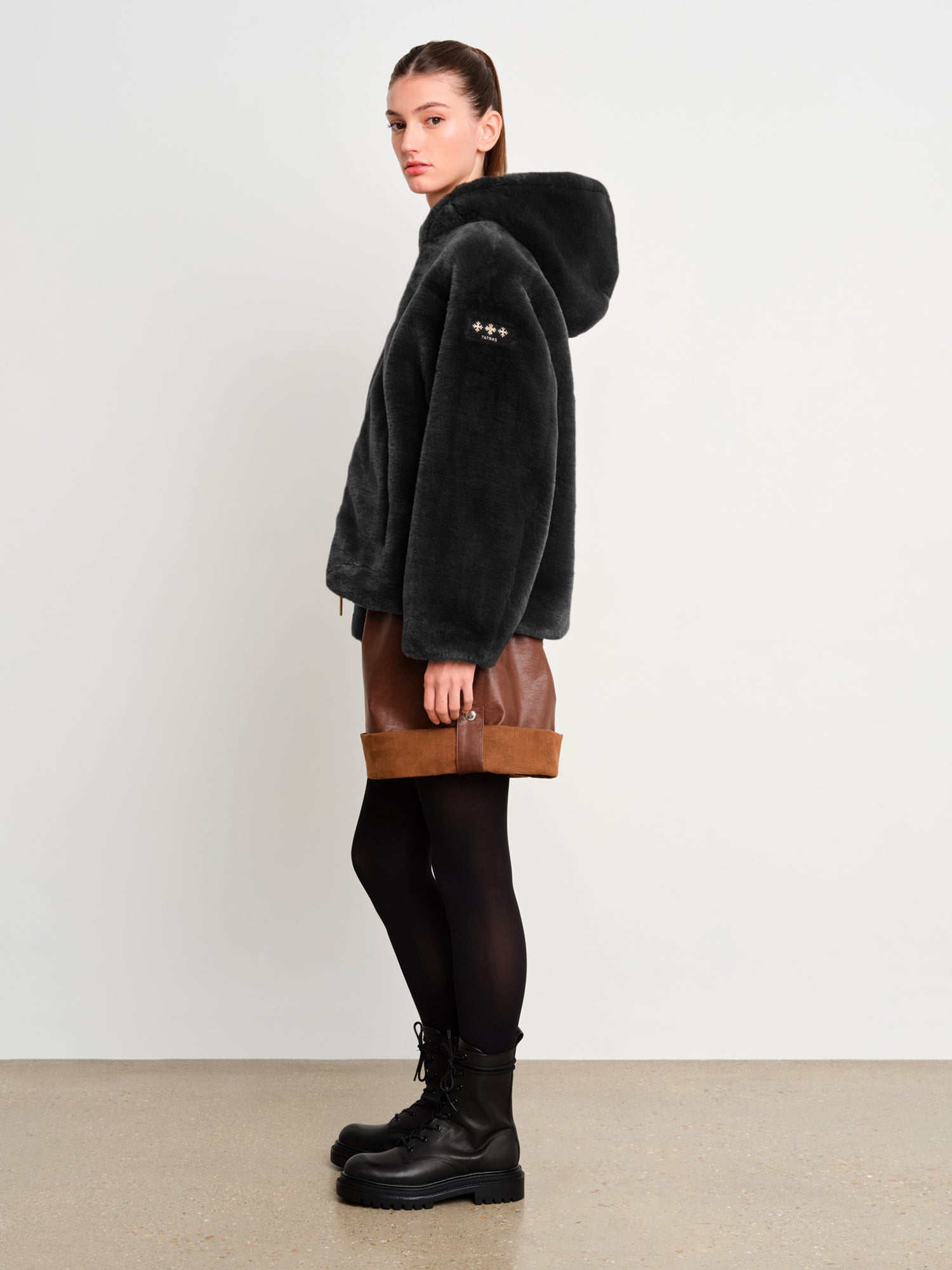 モデル身長175cm、着用サイズ2、着用カラーBLACK