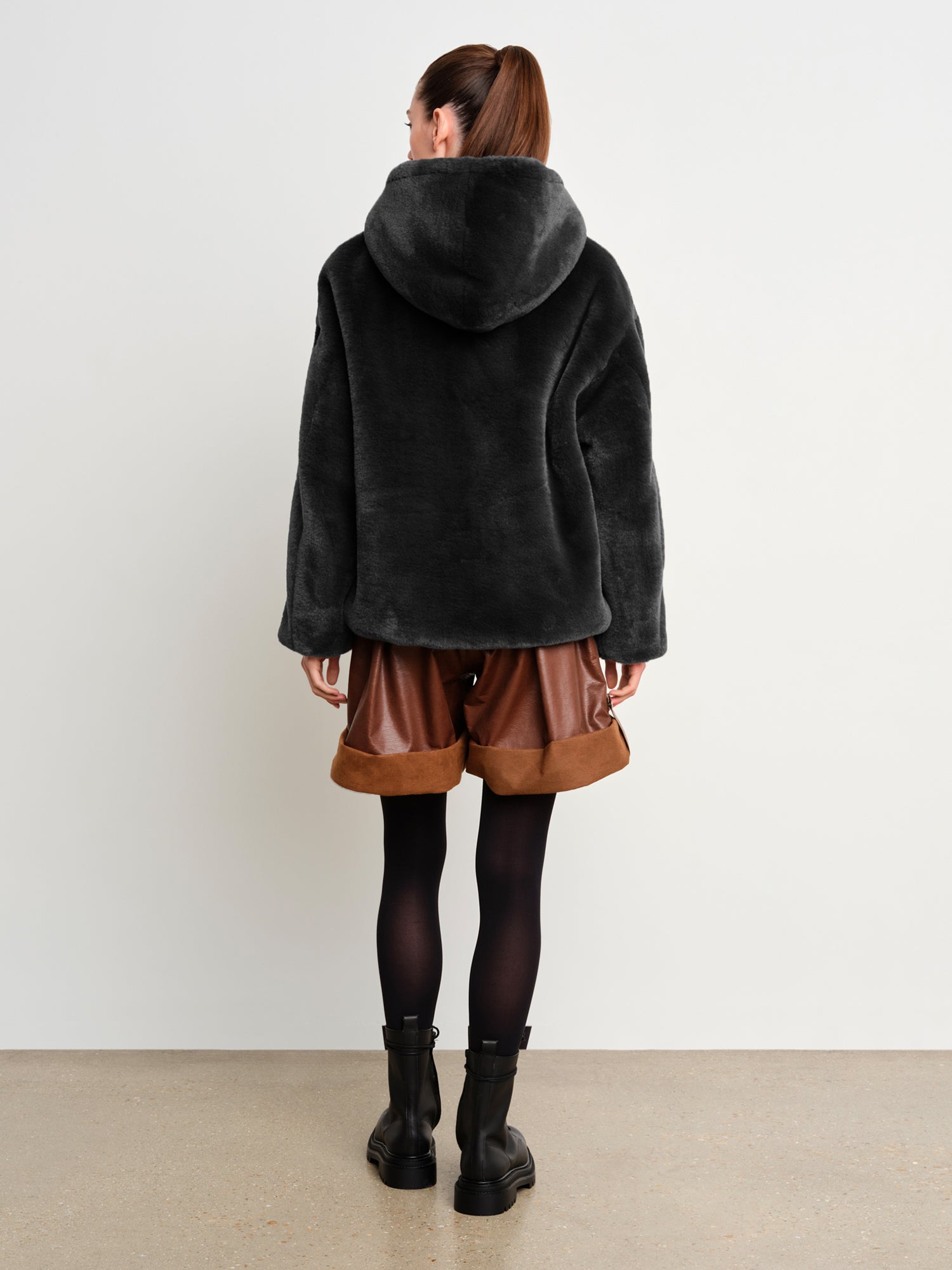 モデル身長175cm、着用サイズ2、着用カラーBLACK