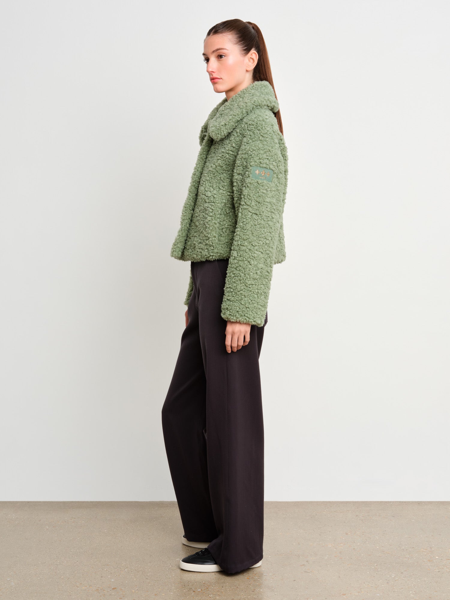 モデル身長175cm、着用サイズ2、着用カラーGREEN