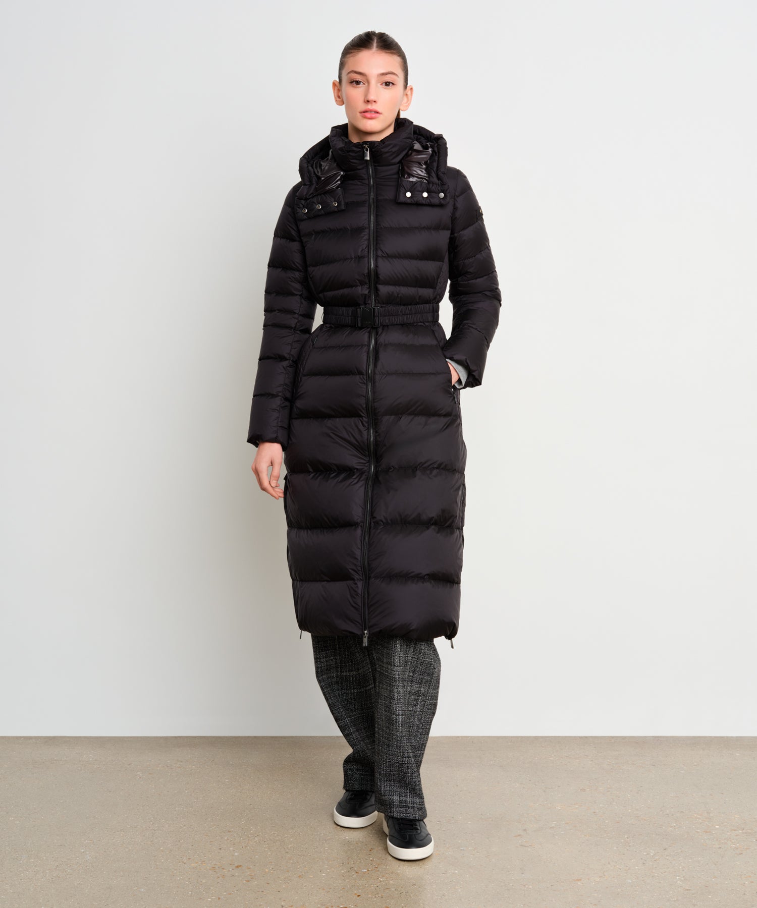 モデル身長175cm、着用サイズ2、着用カラーBLACK