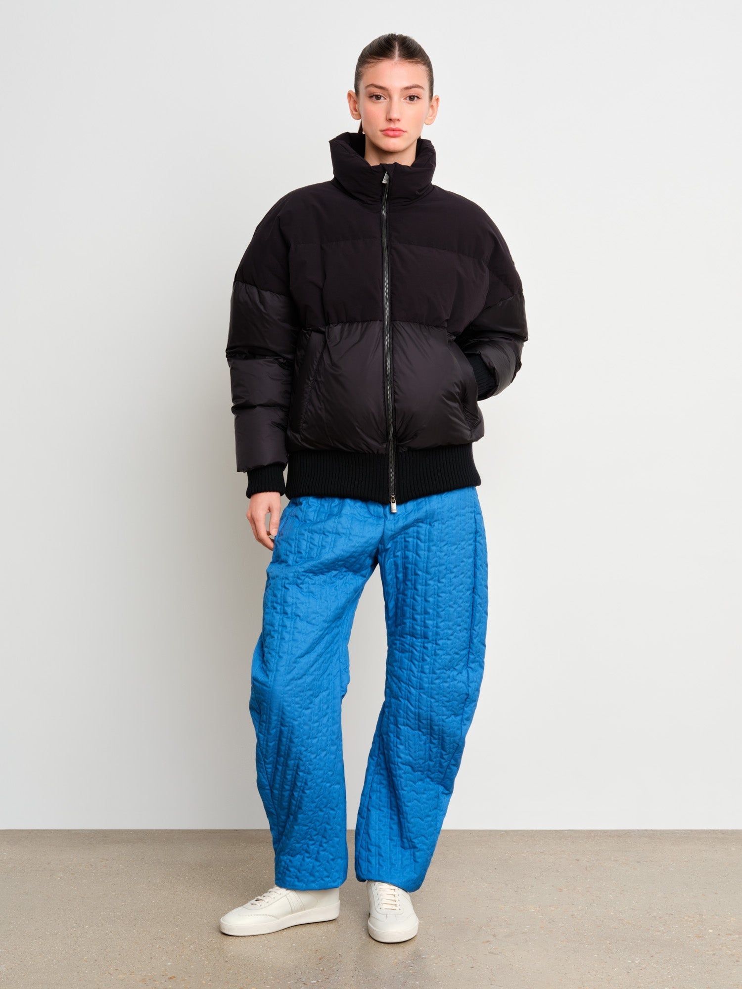 The model is 175 cm tall and is wearing a size 2 in Black.