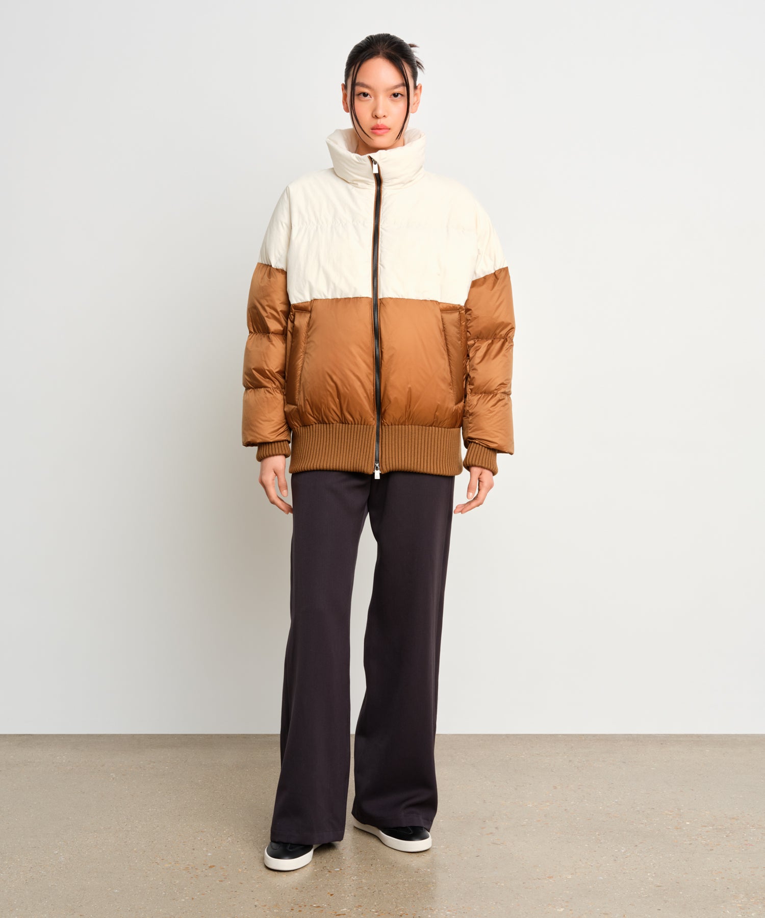 モデル身長175cm、着用サイズ2、着用カラーCAMEL