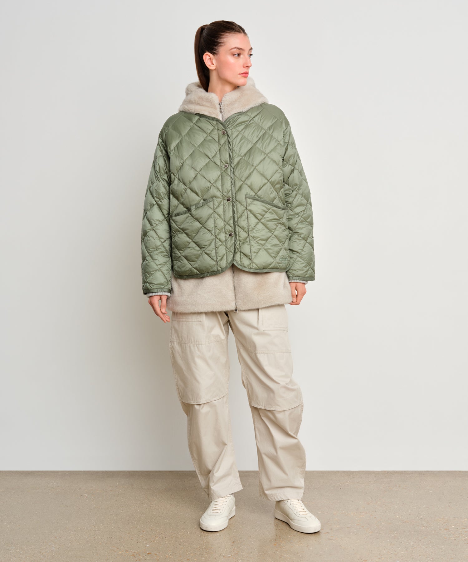 モデル身長175cm、着用サイズ2、着用カラーGREEN