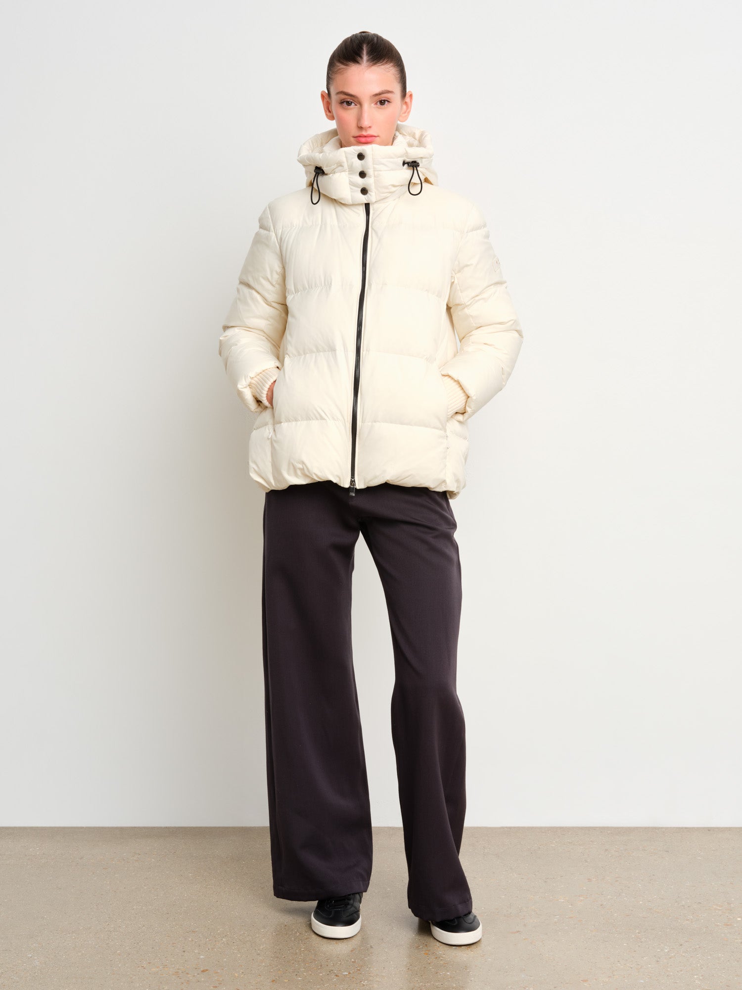 モデル身長175cm、着用サイズ2、着用カラーIVORY
