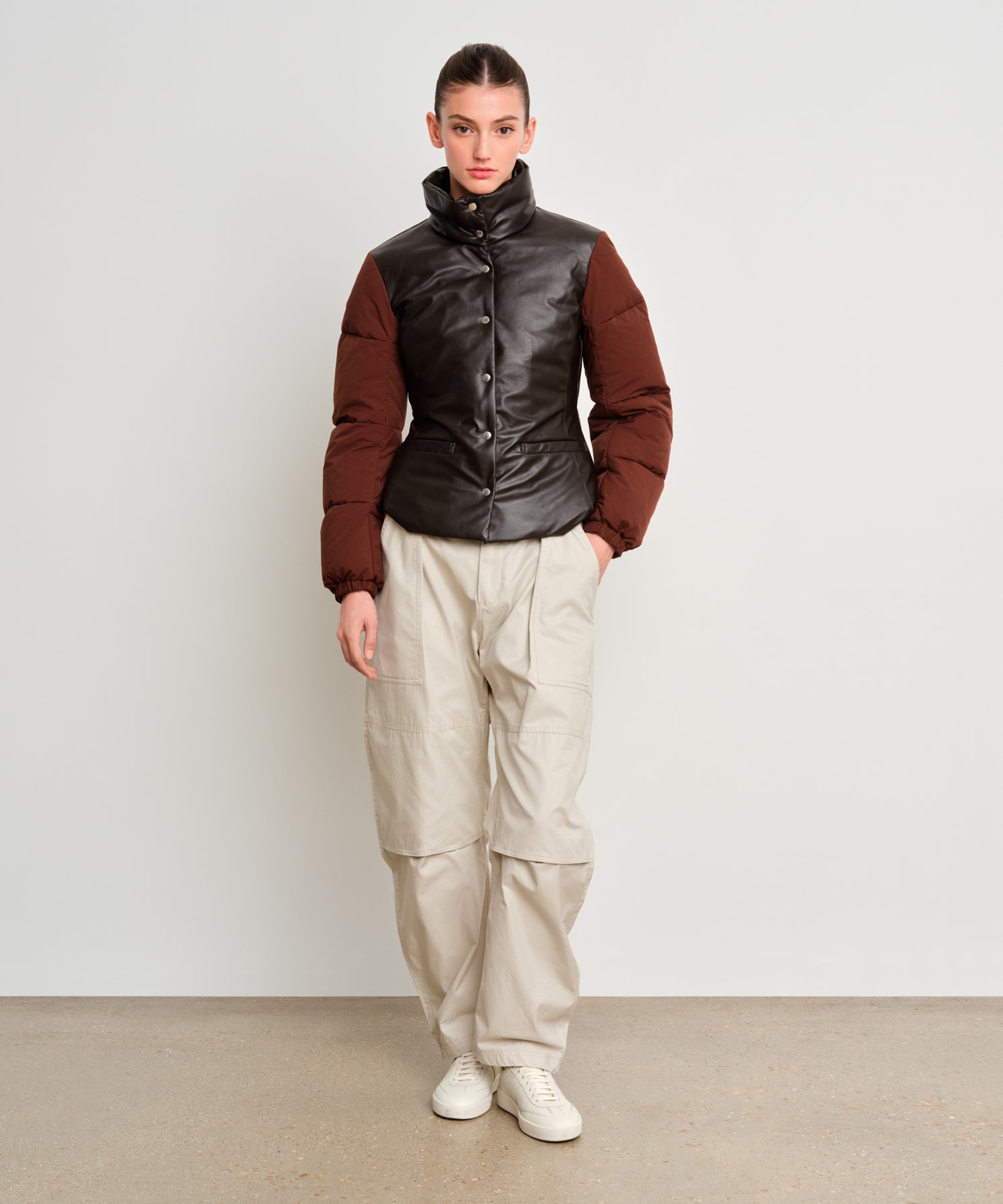 モデル身長175cm、着用サイズ2、着用カラーBROWN