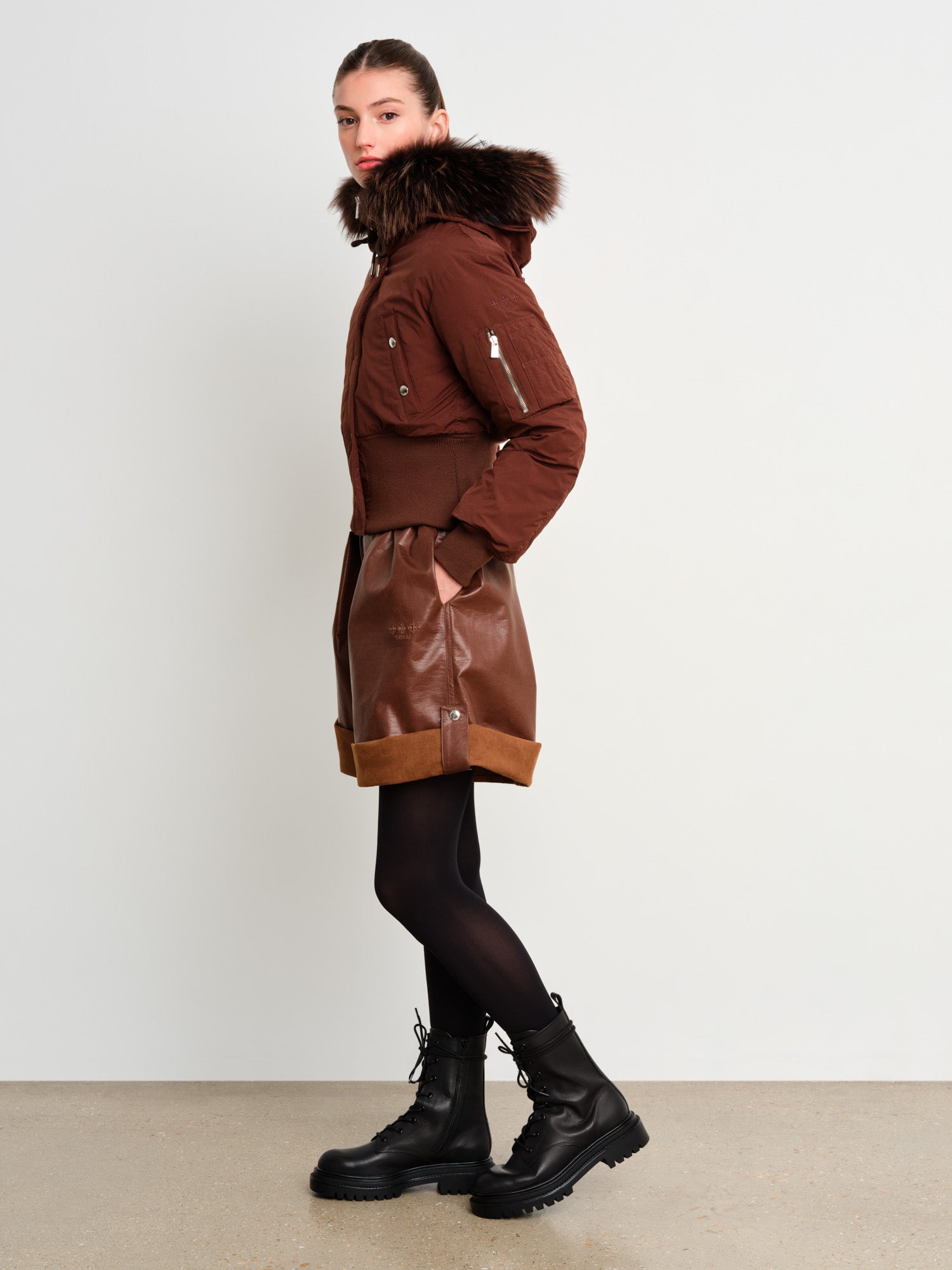 モデル身長175cm、着用サイズ2、着用カラーBROWN