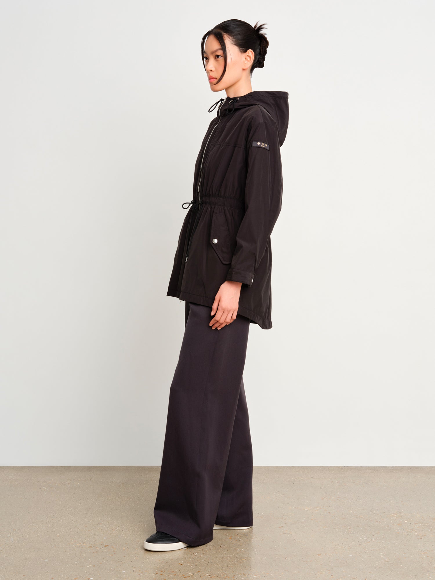 モデル身長175cm、着用サイズ2、着用カラーBLACK