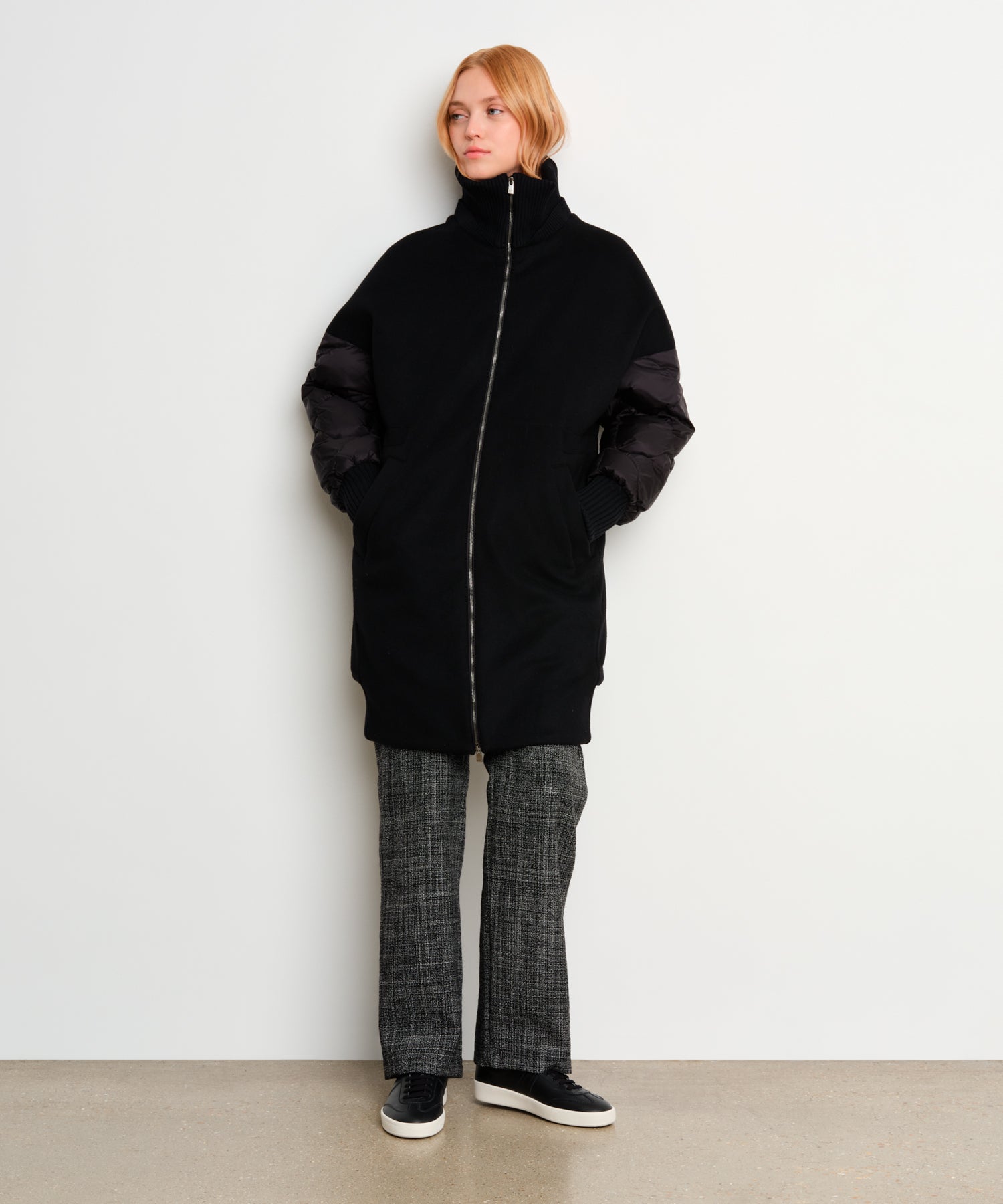 モデル身長175cm、着用サイズ2、着用カラーBLACK