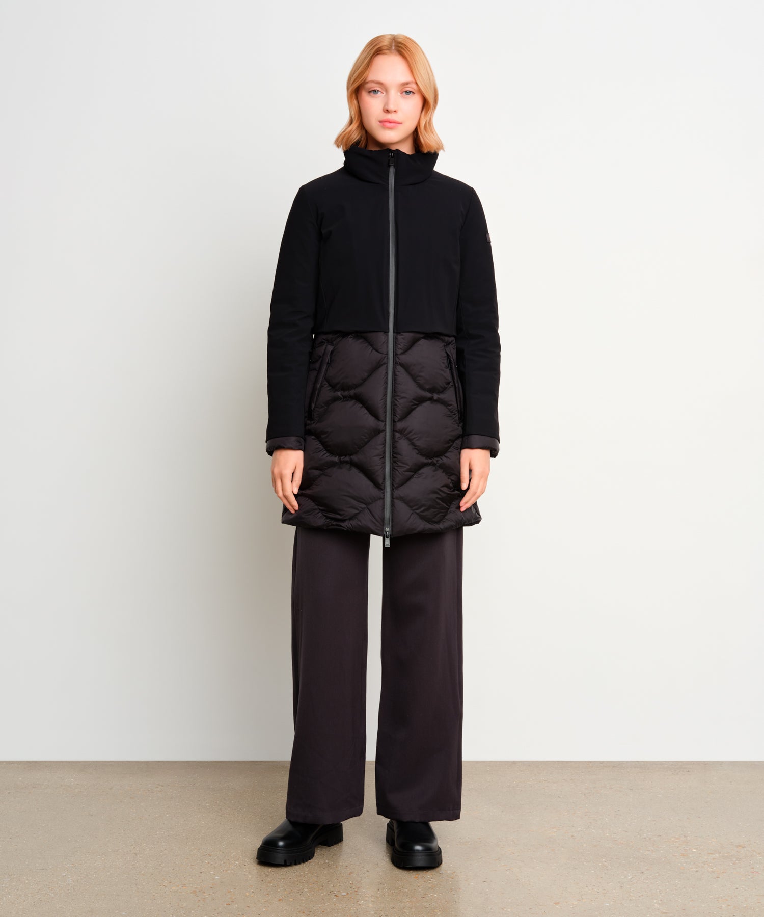 モデル身長175cm、着用サイズ2、着用カラーBLACK